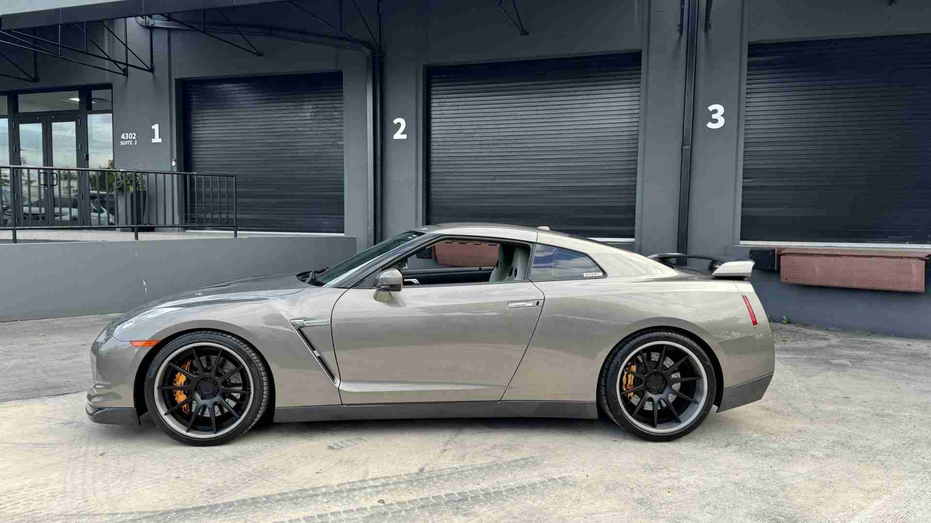 2009 Nissan GT-R R35 1 Owner- 1 of 80 Worldwide – 31k miles – FULL BOLT ON 600HP – ADV1 Wheels full