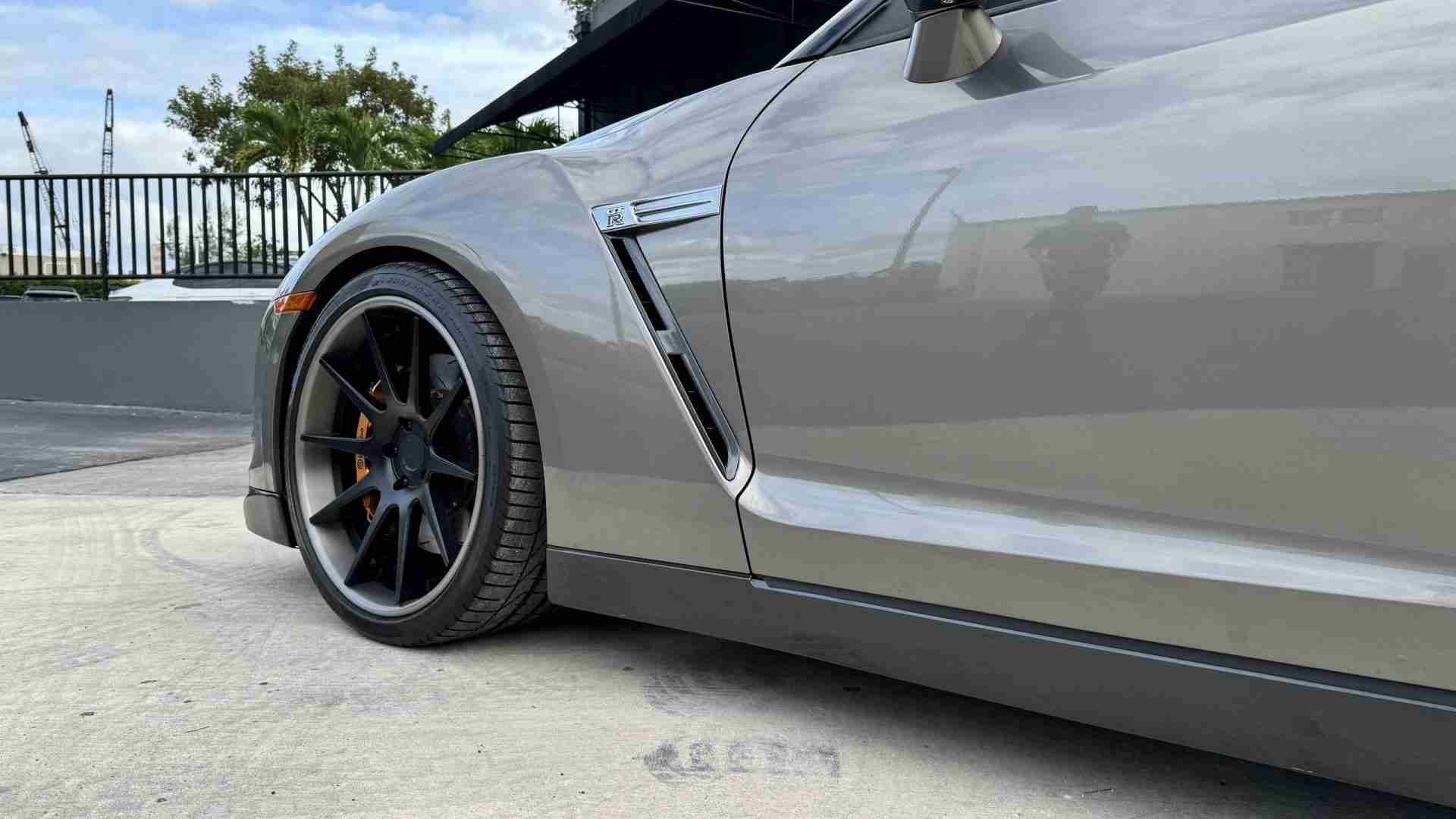 2009 Nissan GT-R R35 1 Owner- 1 of 80 Worldwide – 31k miles – FULL BOLT ON 600HP – ADV1 Wheels full