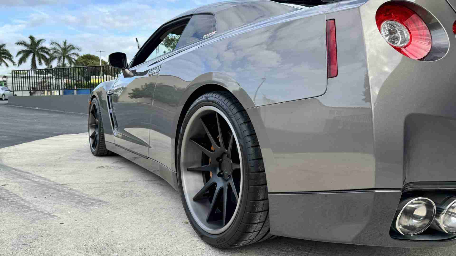 2009 Nissan GT-R R35 1 Owner- 1 of 80 Worldwide – 31k miles – FULL BOLT ON 600HP – ADV1 Wheels full