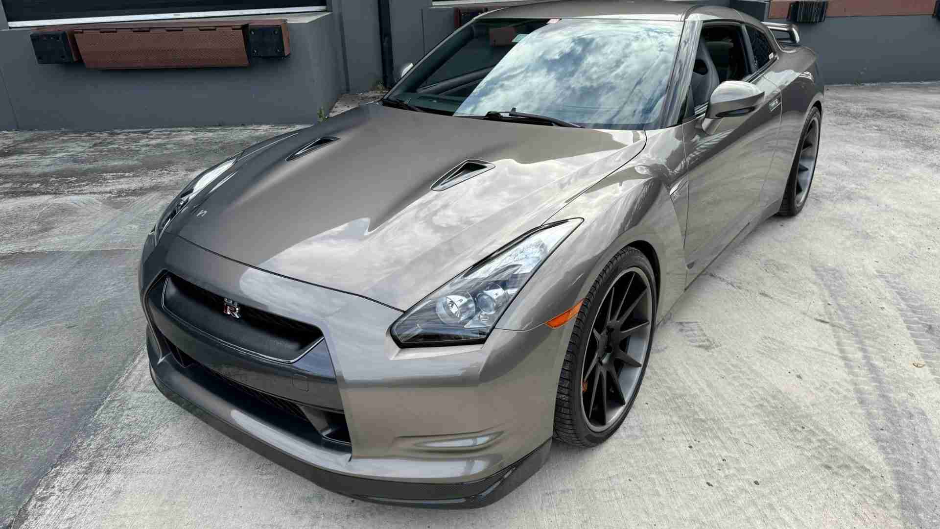 2009 Nissan GT-R R35 1 Owner- 1 of 80 Worldwide – 31k miles – FULL BOLT ON 600HP – ADV1 Wheels full