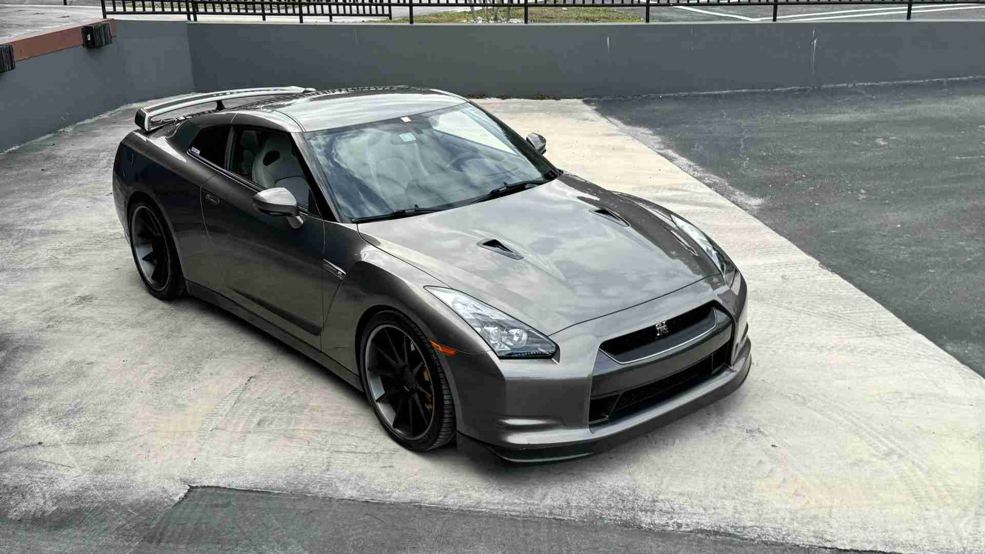 2009 Nissan GT-R R35 1 Owner- 1 of 80 Worldwide – 31k miles – FULL BOLT ON 600HP – ADV1 Wheels full