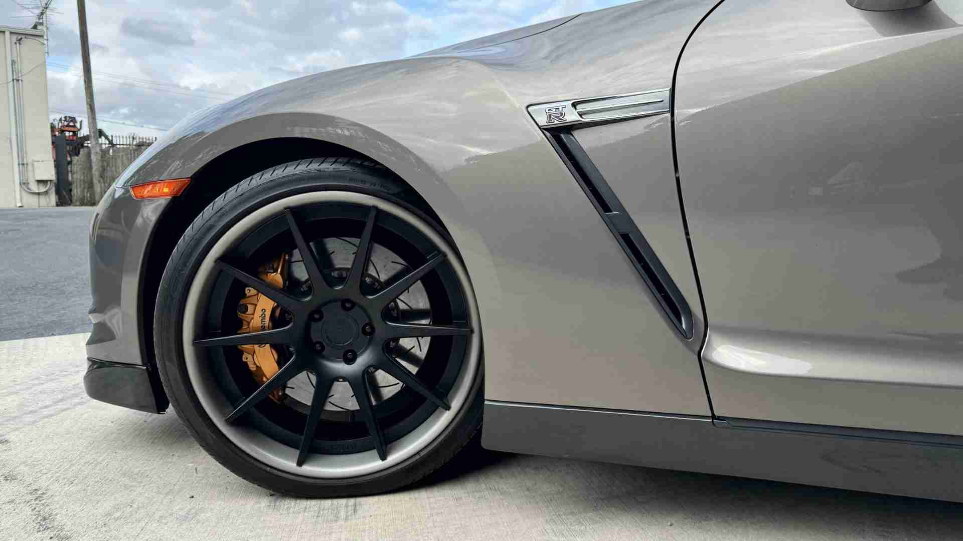 2009 Nissan GT-R R35 1 Owner- 1 of 80 Worldwide – 31k miles – FULL BOLT ON 600HP – ADV1 Wheels full