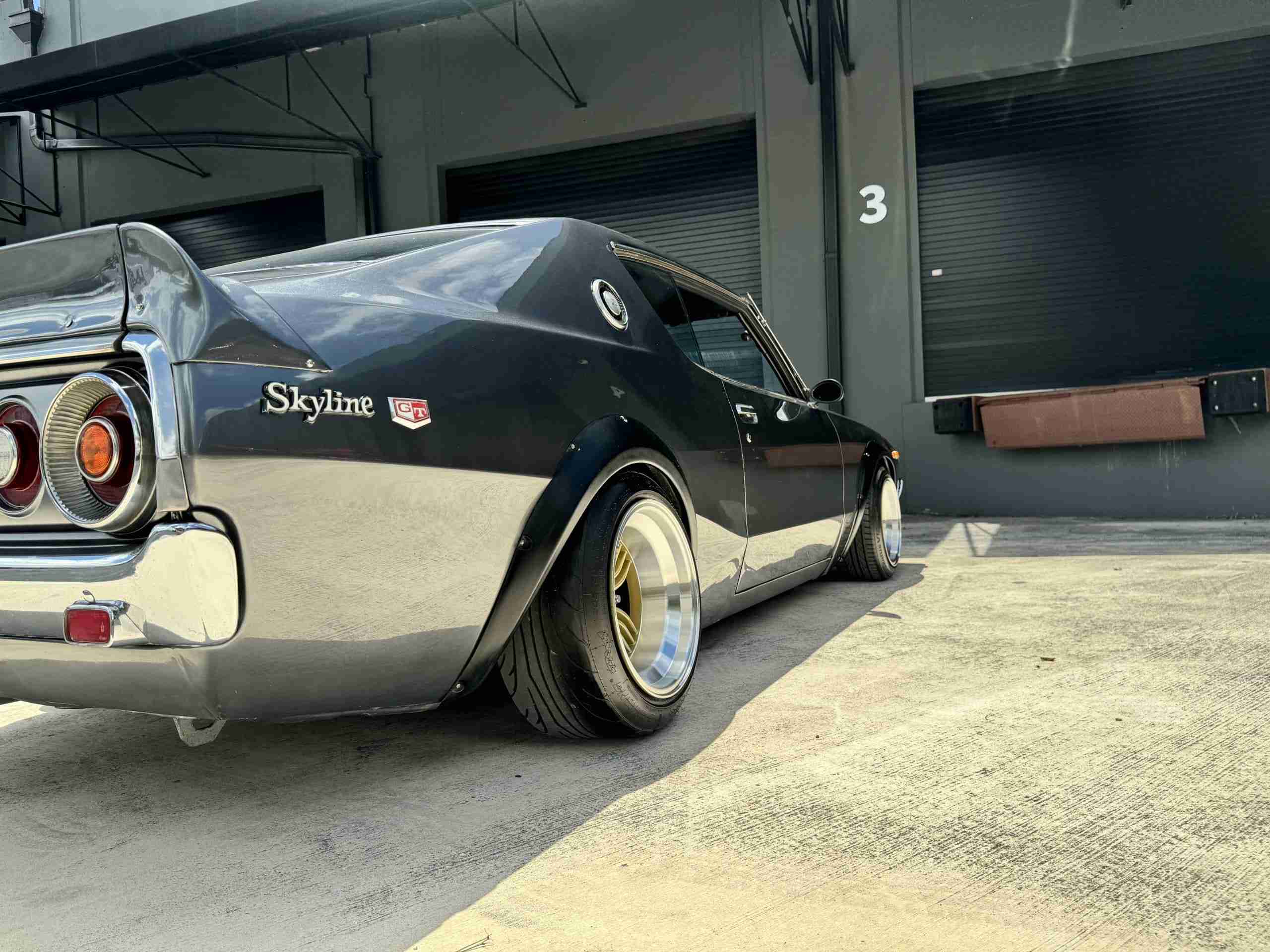1976 Nissan Skyline KGC110- 2000GTX- KENMERI – 3.0L- Mikuni Carbs- Z32 Brakes – Coilovers- AC full