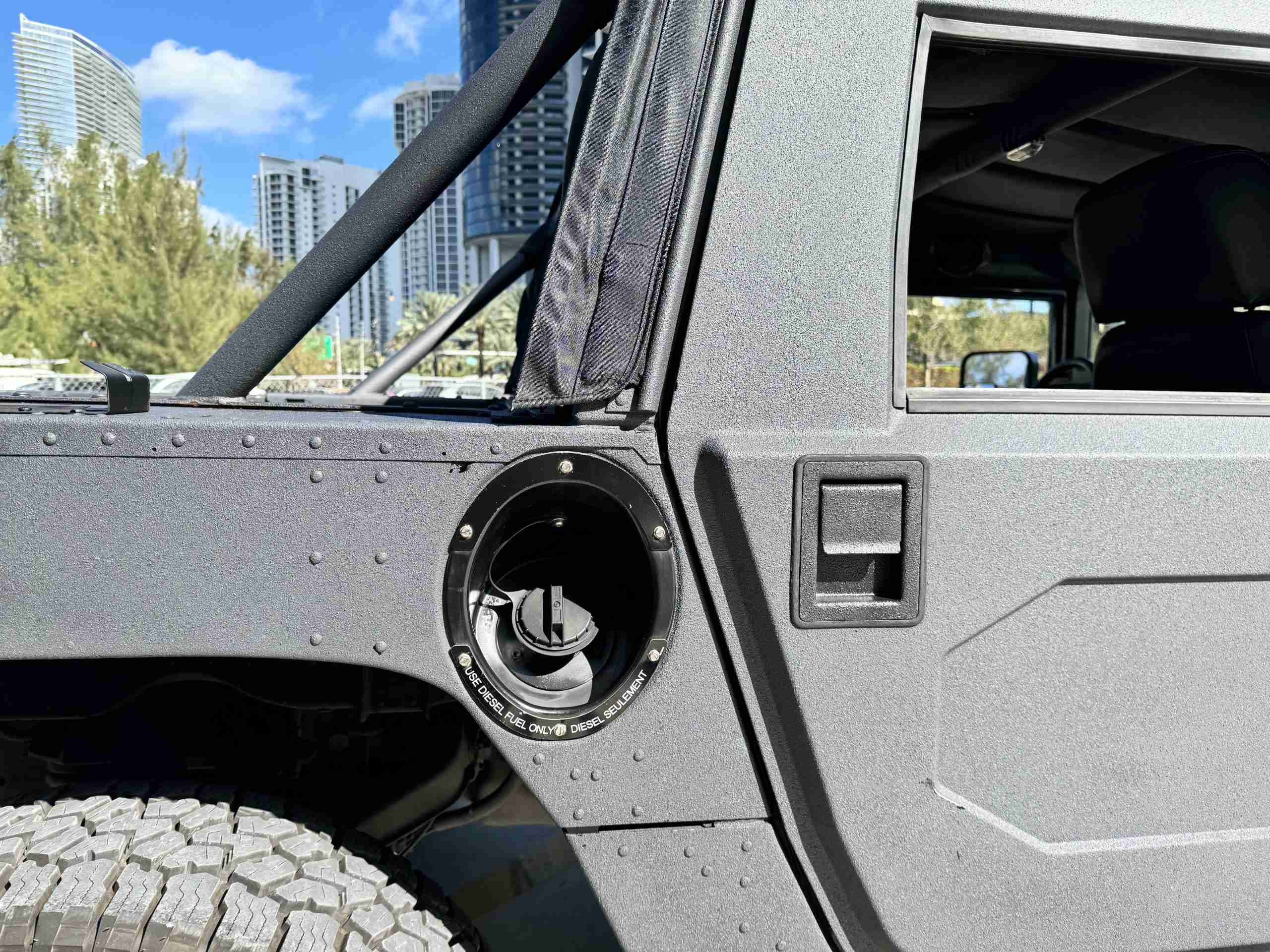 2000 Hummer H1 AM GENERAL SUT – 6.5L OPTIMIZER TURBO DIESEL – CUSTOM INTERIOR/SOUND – COLD AC ONLY 84K MILES full