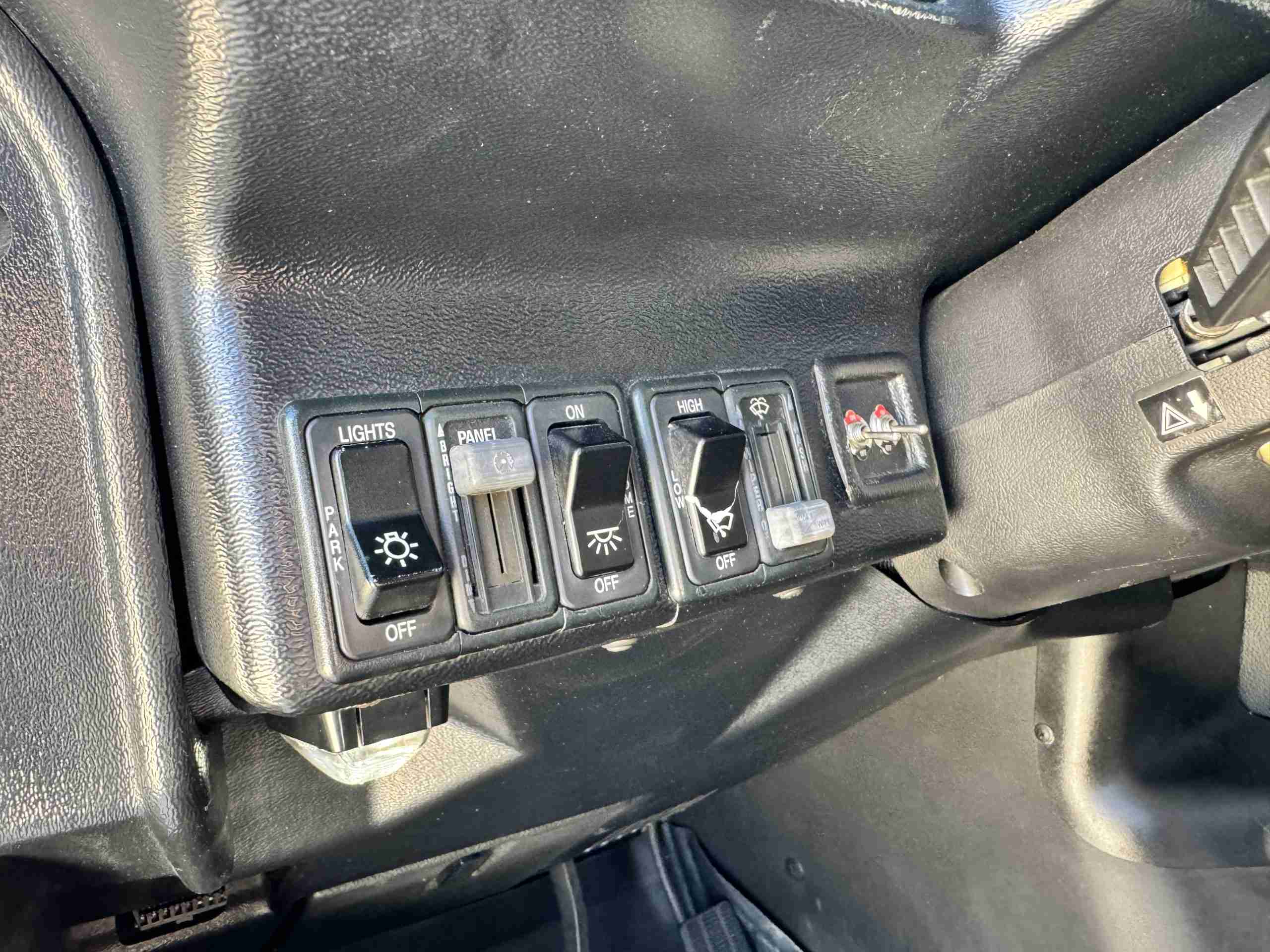 2000 Hummer H1 AM GENERAL SUT – 6.5L OPTIMIZER TURBO DIESEL – CUSTOM INTERIOR/SOUND – COLD AC ONLY 84K MILES full