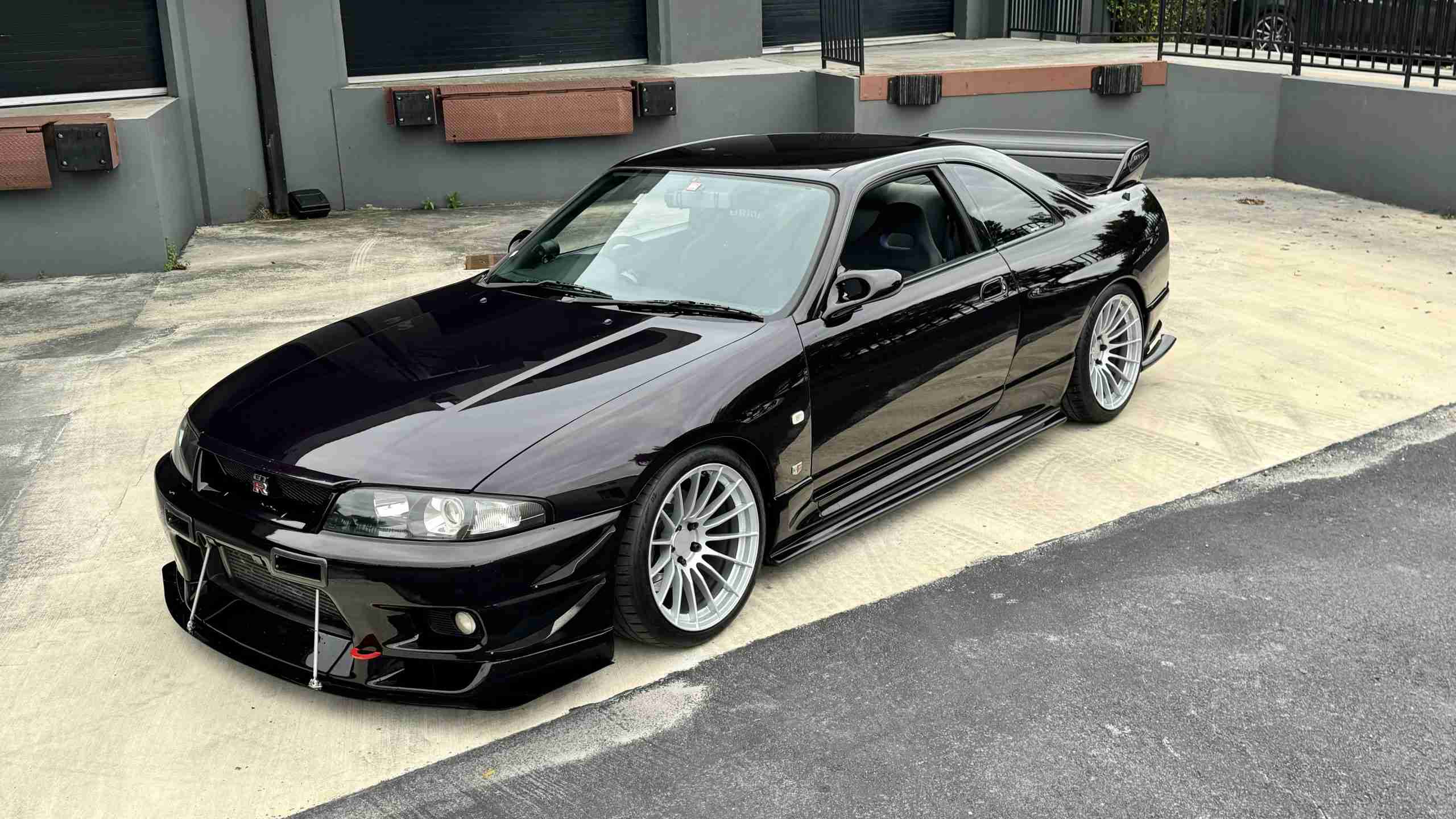 1995 Nissan Skyline GTR R33 VSPEC -Top Secret Aero – Big Twin Turbos – Ikeya Formula Suspension full