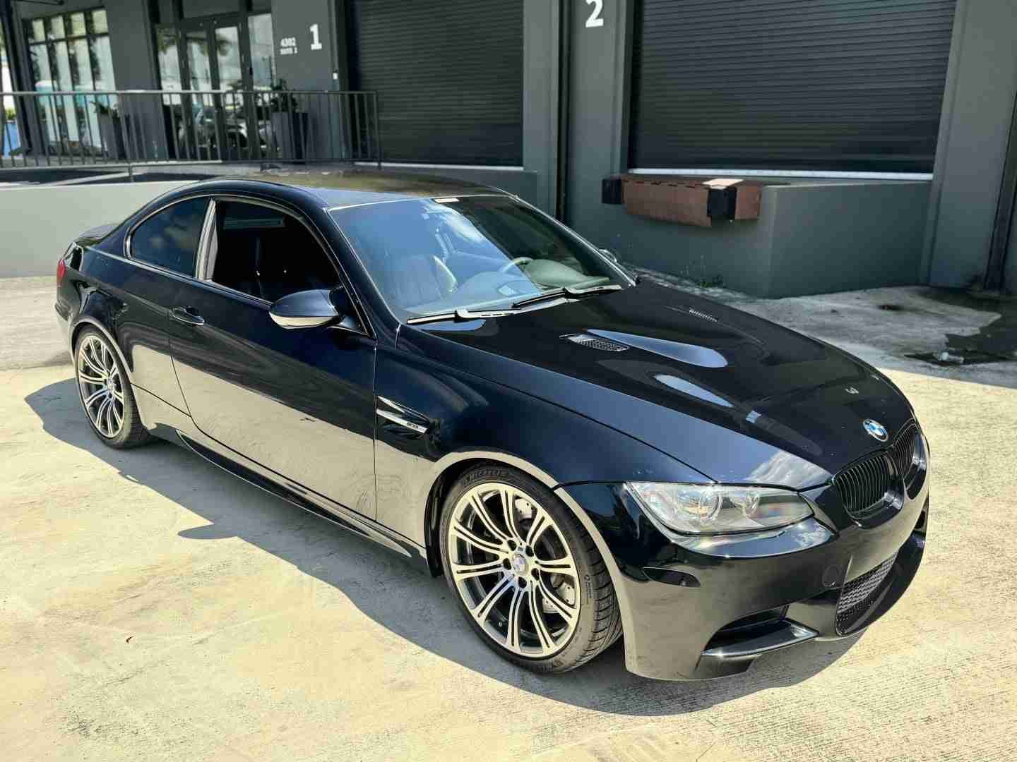 2009 BMW M3 E92 Coupe 6 Speed Manual – Carbon fiber roof – Meistershaft Exhaust – Alcantara Bits full