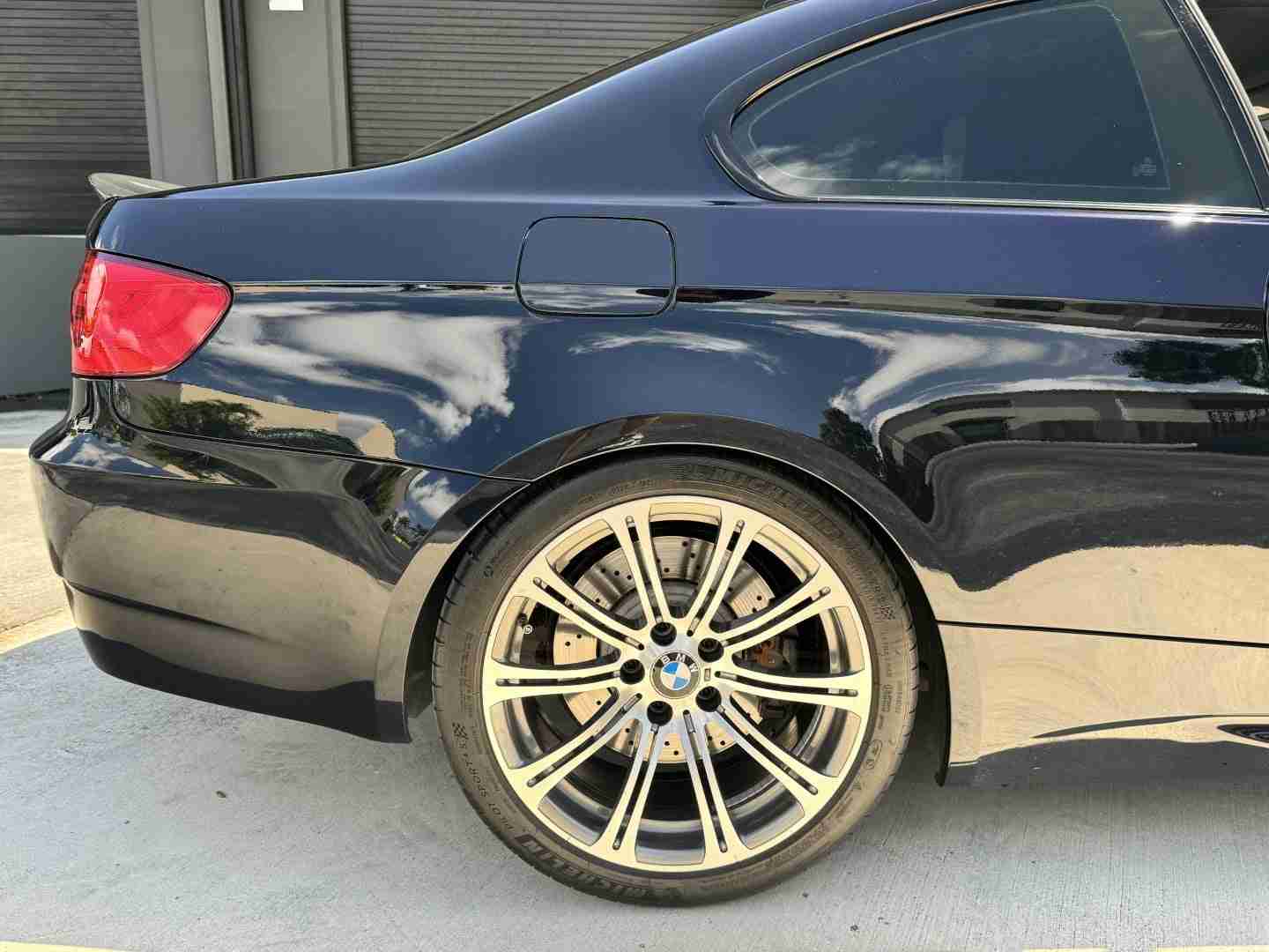2009 BMW M3 E92 Coupe 6 Speed Manual – Carbon fiber roof – Meistershaft Exhaust – Alcantara Bits full