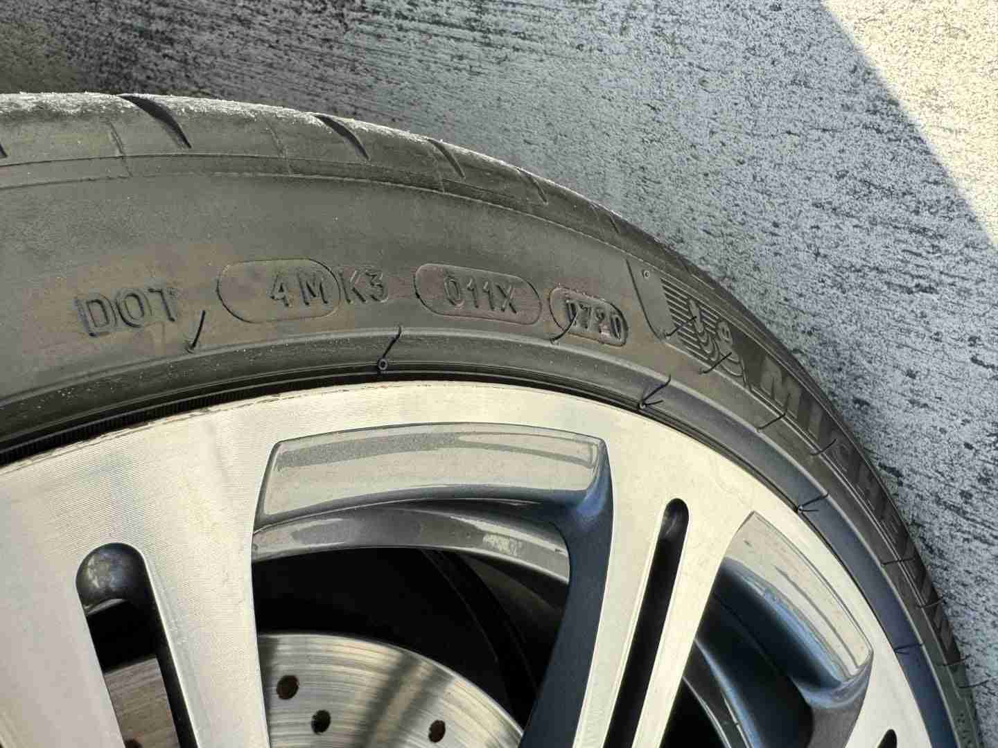 2009 BMW M3 E92 Coupe 6 Speed Manual – Carbon fiber roof – Meistershaft Exhaust – Alcantara Bits full