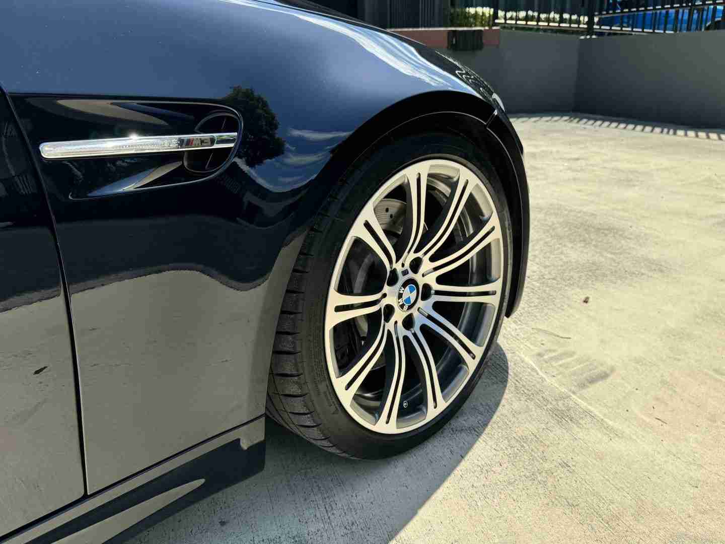 2009 BMW M3 E92 Coupe 6 Speed Manual – Carbon fiber roof – Meistershaft Exhaust – Alcantara Bits full