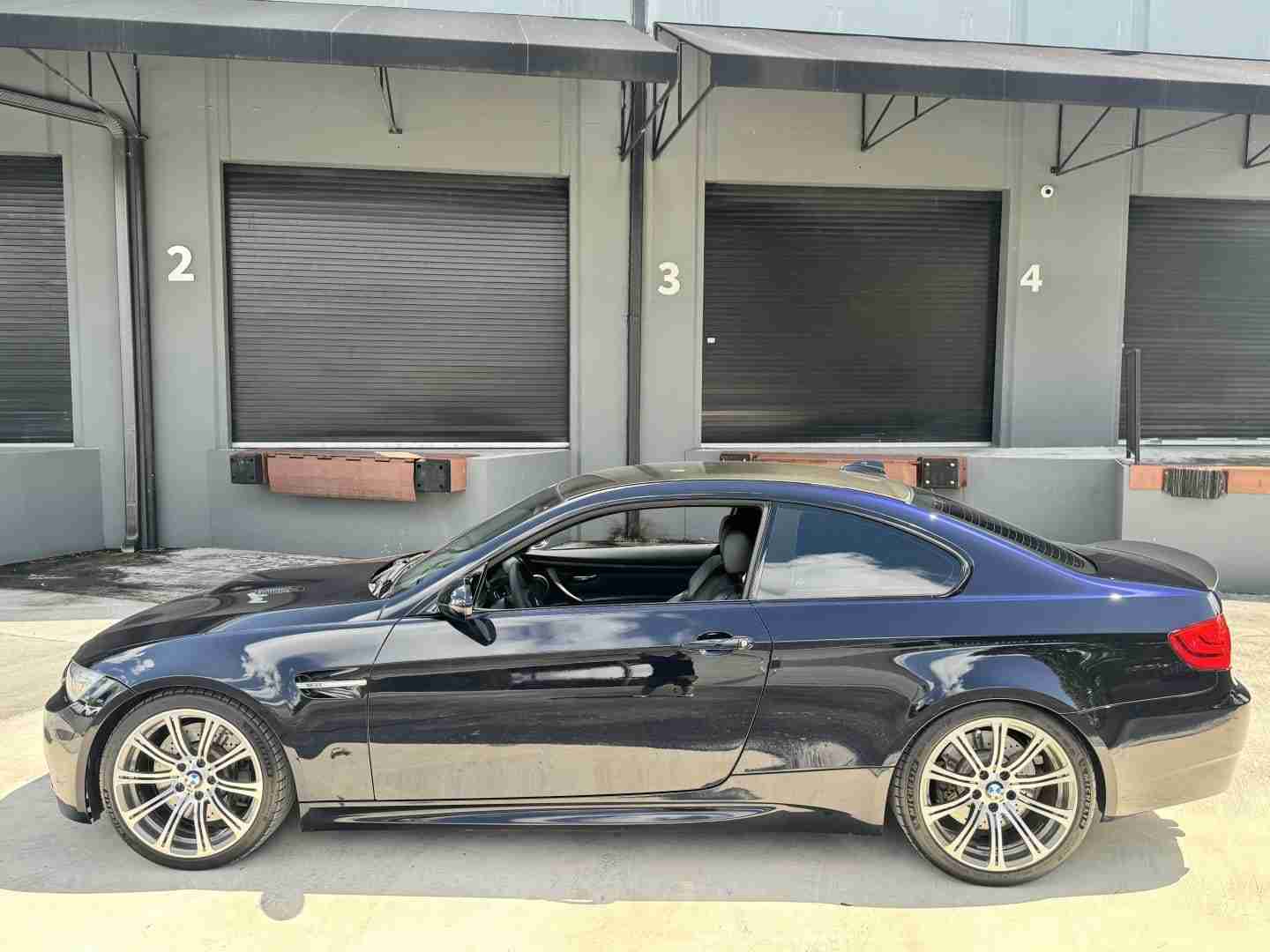 2009 BMW M3 E92 Coupe 6 Speed Manual – Carbon fiber roof – Meistershaft Exhaust – Alcantara Bits full