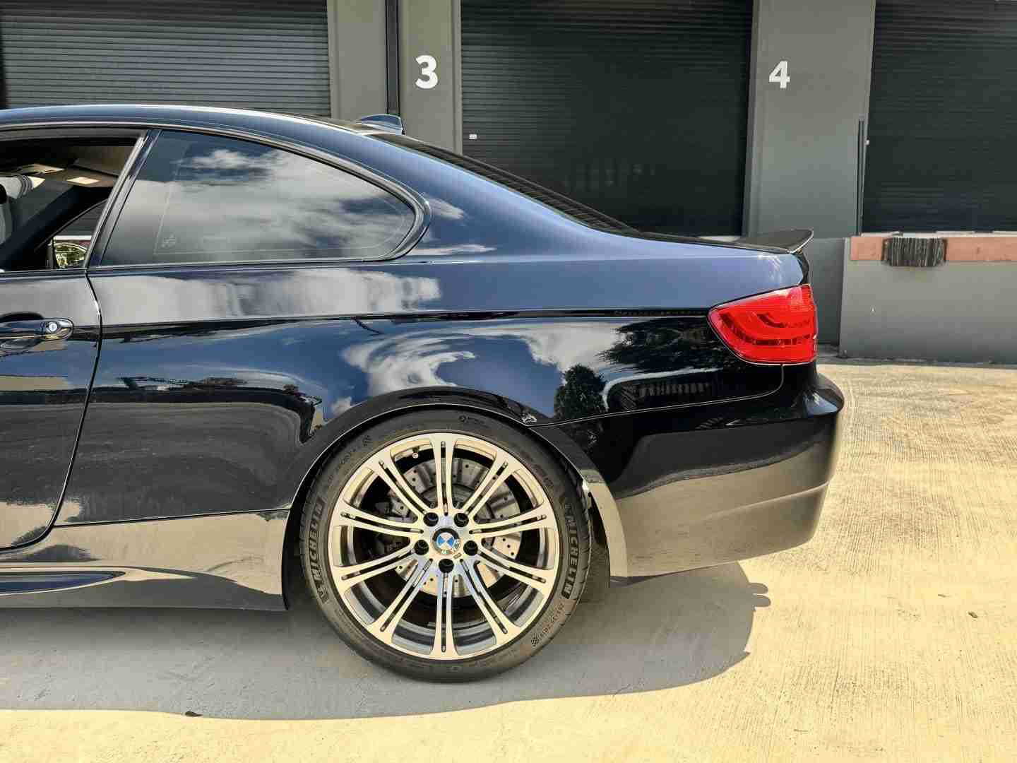 2009 BMW M3 E92 Coupe 6 Speed Manual – Carbon fiber roof – Meistershaft Exhaust – Alcantara Bits full