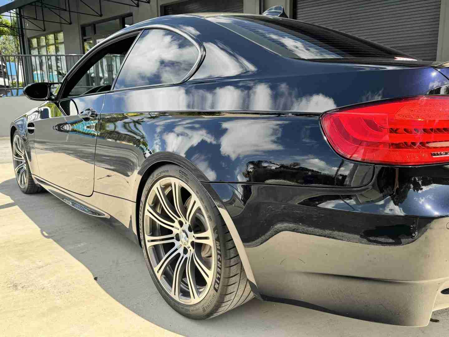 2009 BMW M3 E92 Coupe 6 Speed Manual – Carbon fiber roof – Meistershaft Exhaust – Alcantara Bits full