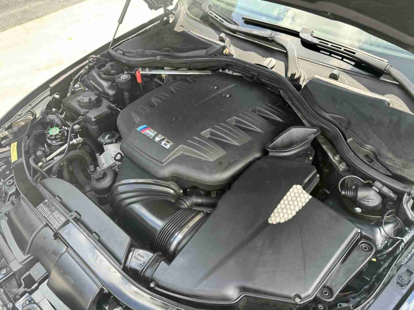 2009 BMW M3 E92 Coupe 6 Speed Manual – Carbon fiber roof – Meistershaft Exhaust – Alcantara Bits full