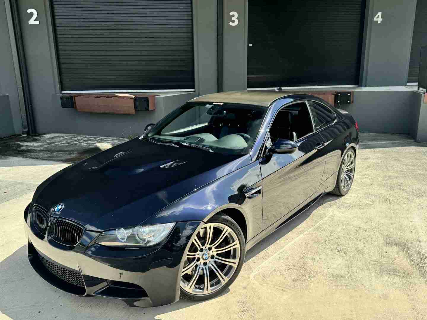 2009 BMW M3 E92 Coupe 6 Speed Manual – Carbon fiber roof – Meistershaft Exhaust – Alcantara Bits full