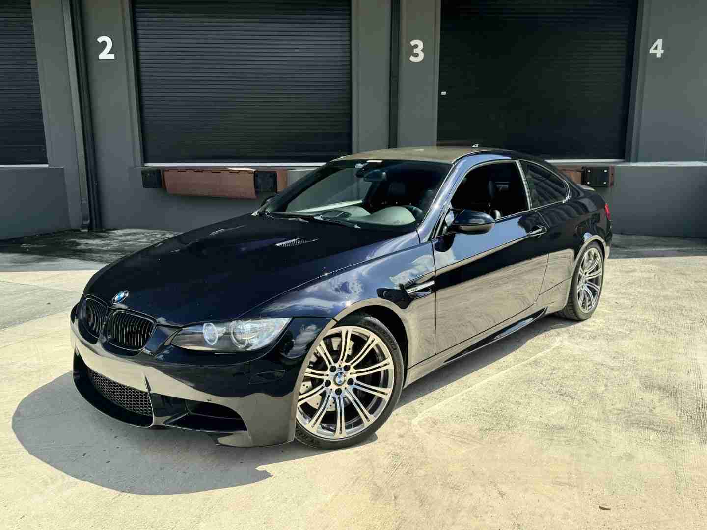 2009 BMW M3 E92 Coupe 6 Speed Manual – Carbon fiber roof – Meistershaft Exhaust – Alcantara Bits full