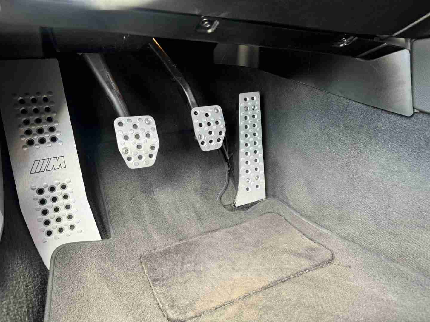 2009 BMW M3 E92 Coupe 6 Speed Manual – Carbon fiber roof – Meistershaft Exhaust – Alcantara Bits full