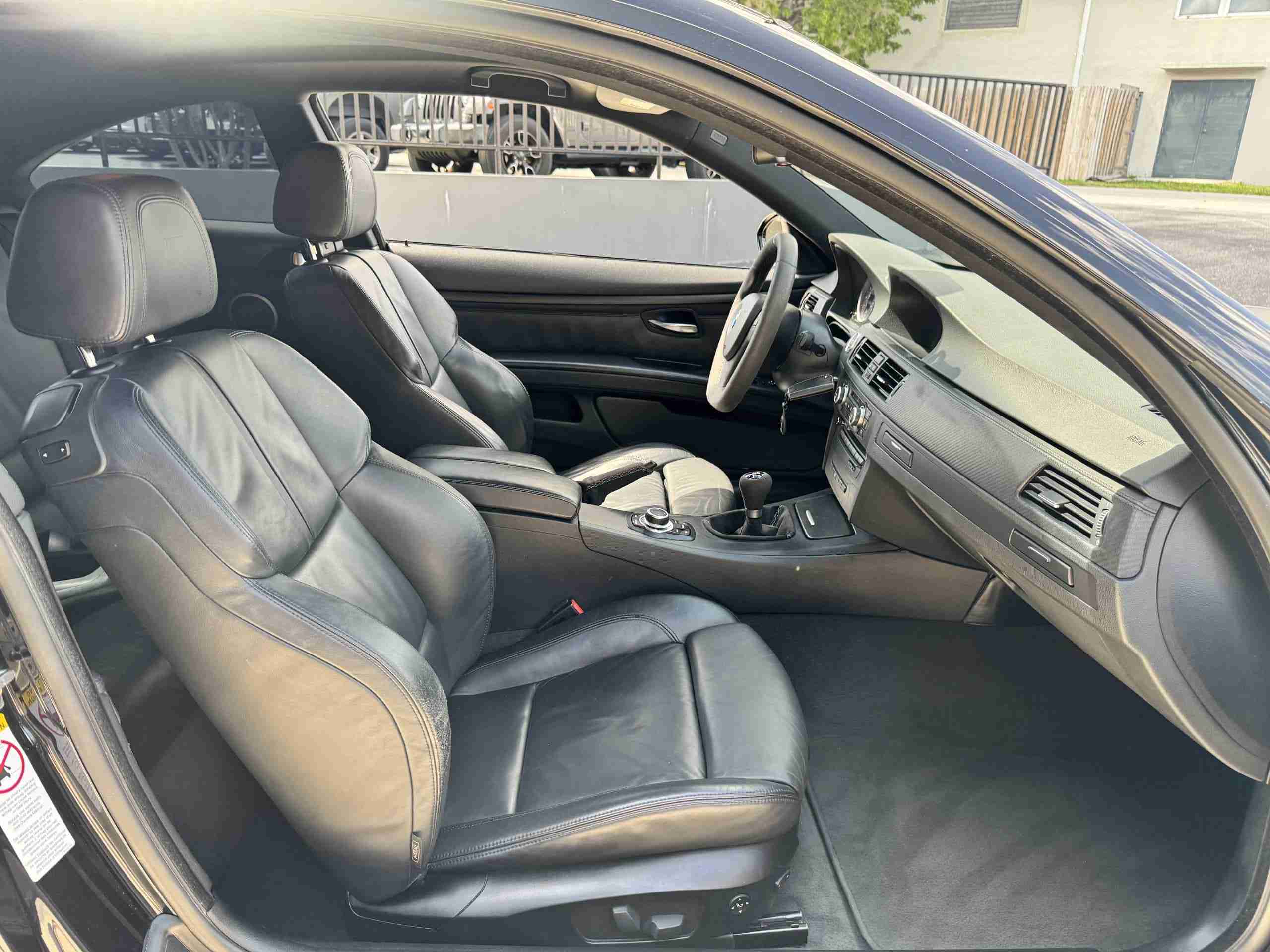 2009 BMW M3 E92 Coupe 6 Speed Manual – Carbon fiber roof – Meistershaft Exhaust – Alcantara Bits full