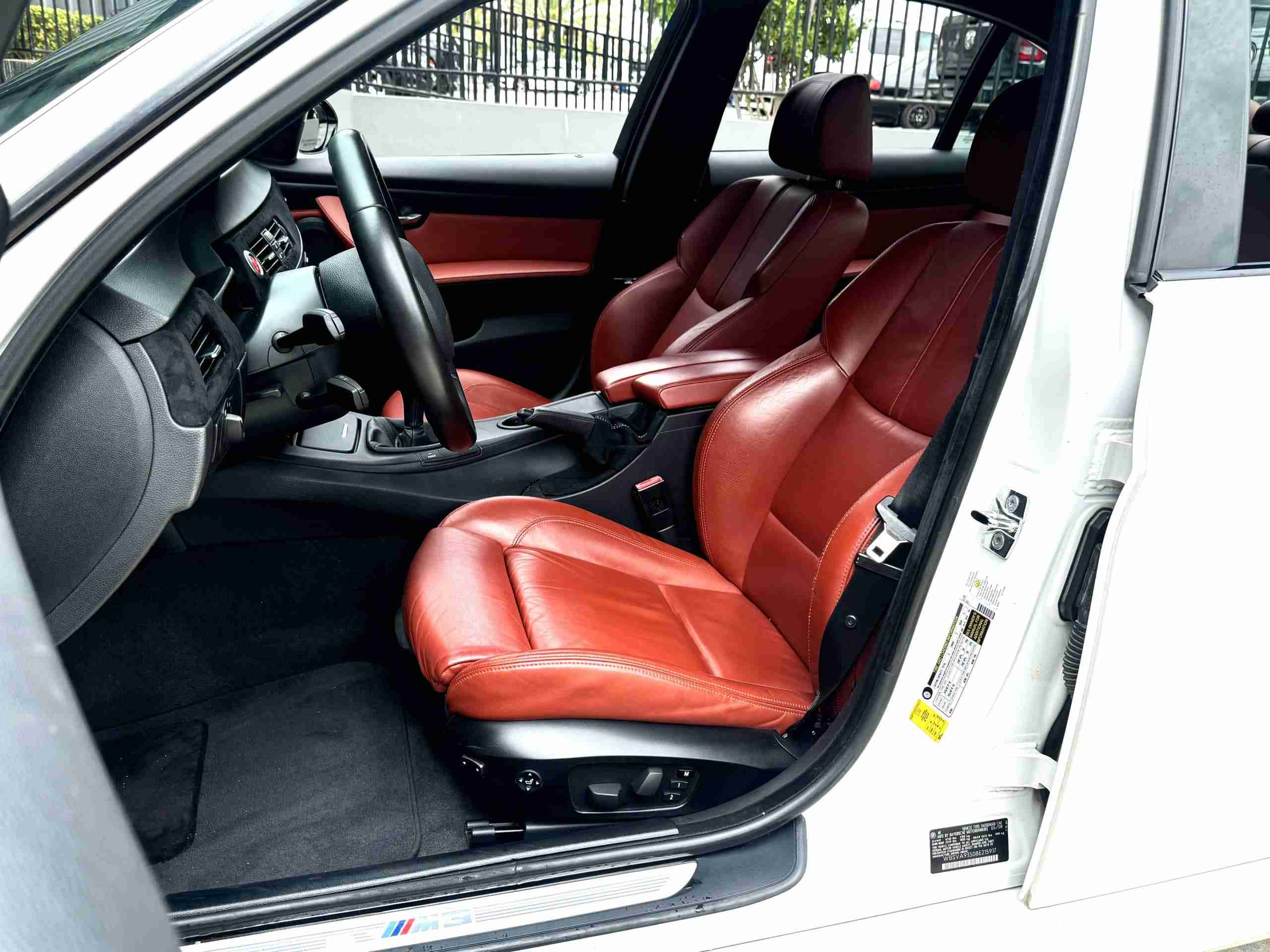 2008 BMW M3 E90 Single Hump Slicktop 74k Miles – 6 Speed Manual – LCI upgrades – Alpine White – Fox Red full