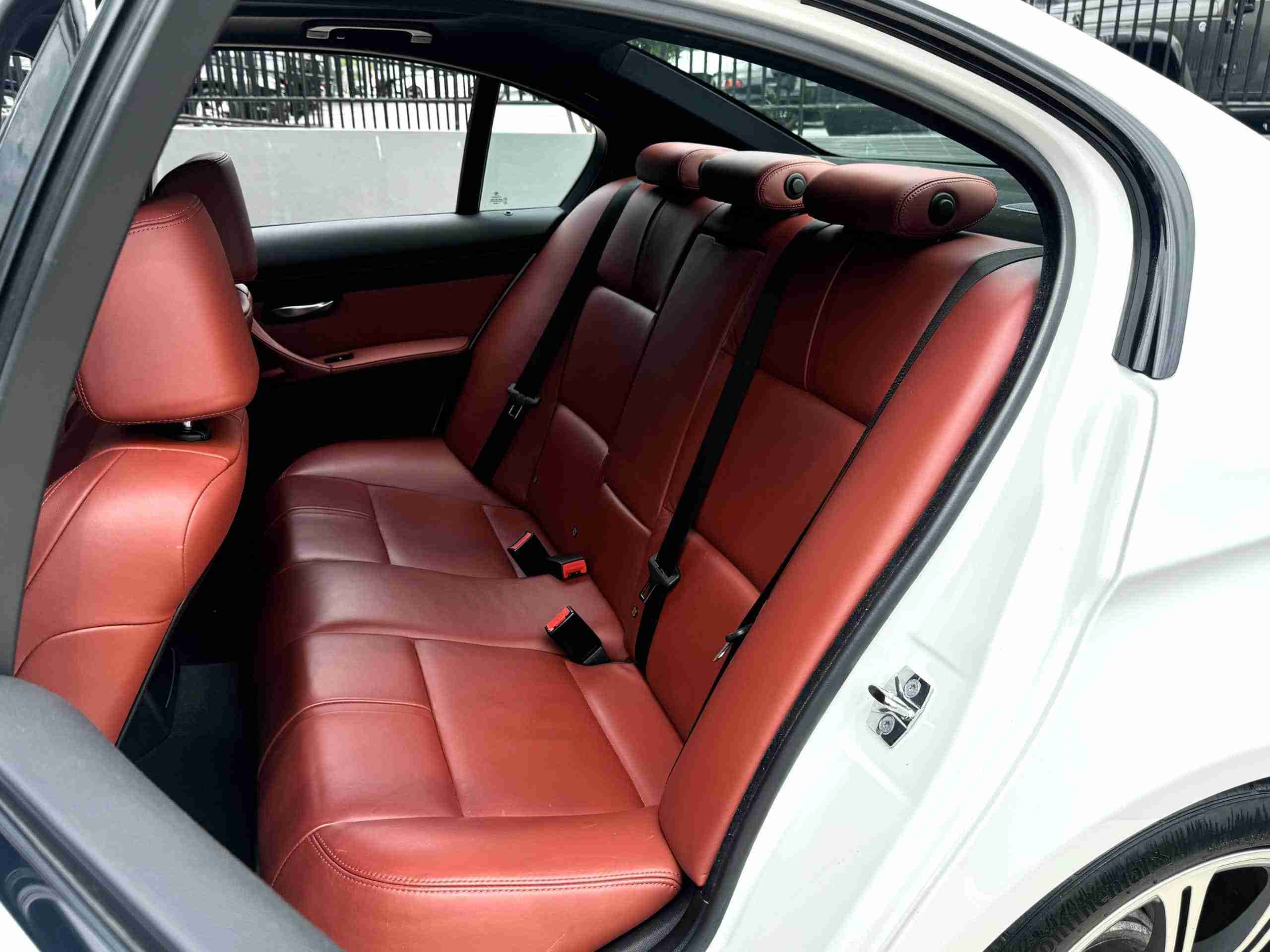 2008 BMW M3 E90 Single Hump Slicktop 74k Miles – 6 Speed Manual – LCI upgrades – Alpine White – Fox Red full