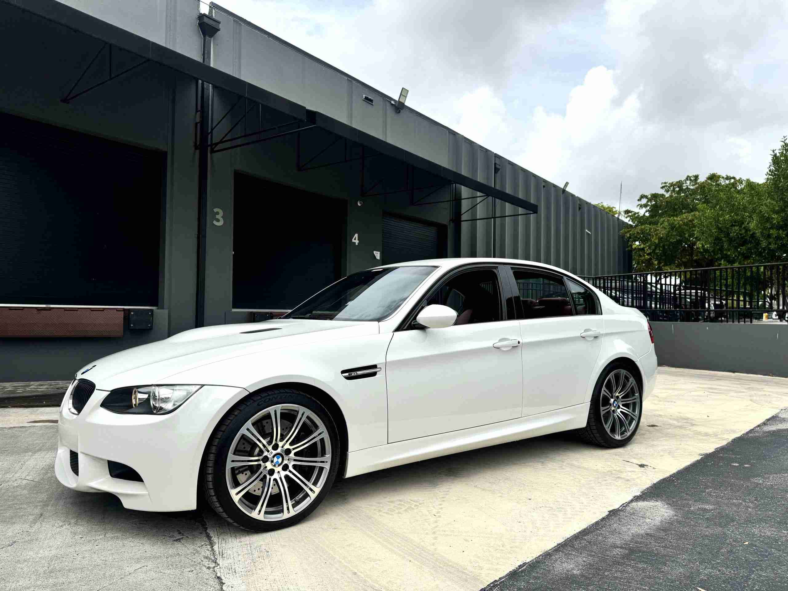 2008 BMW M3 E90 Single Hump Slicktop 74k Miles – 6 Speed Manual – LCI upgrades – Alpine White – Fox Red full