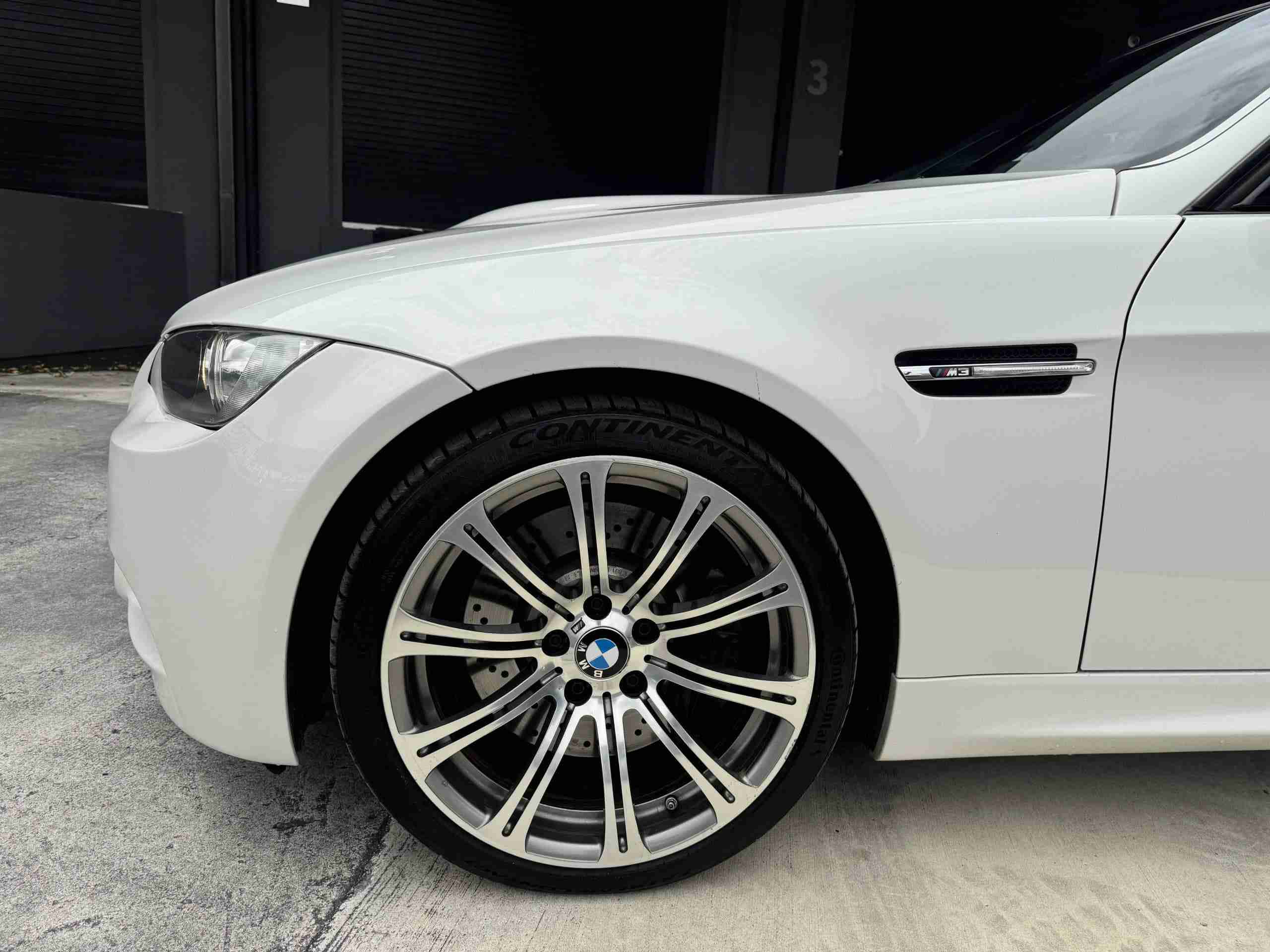 2008 BMW M3 E90 Single Hump Slicktop 74k Miles – 6 Speed Manual – LCI upgrades – Alpine White – Fox Red full
