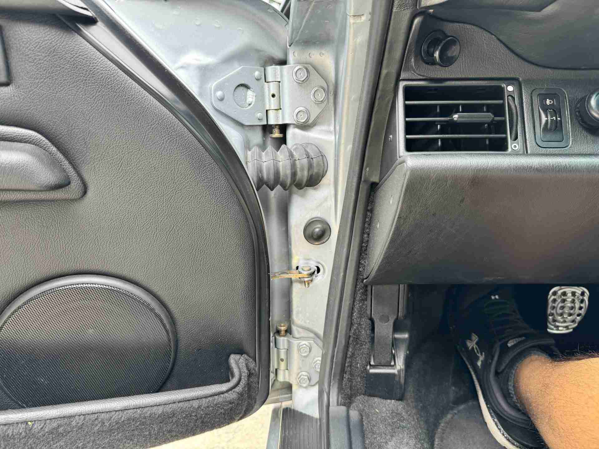 1996 Porsche 911 Carrera 993 Euro ROW – RS Modifications – Polar Silver – 65k miles – Sunroof Delete –  6 Spd full