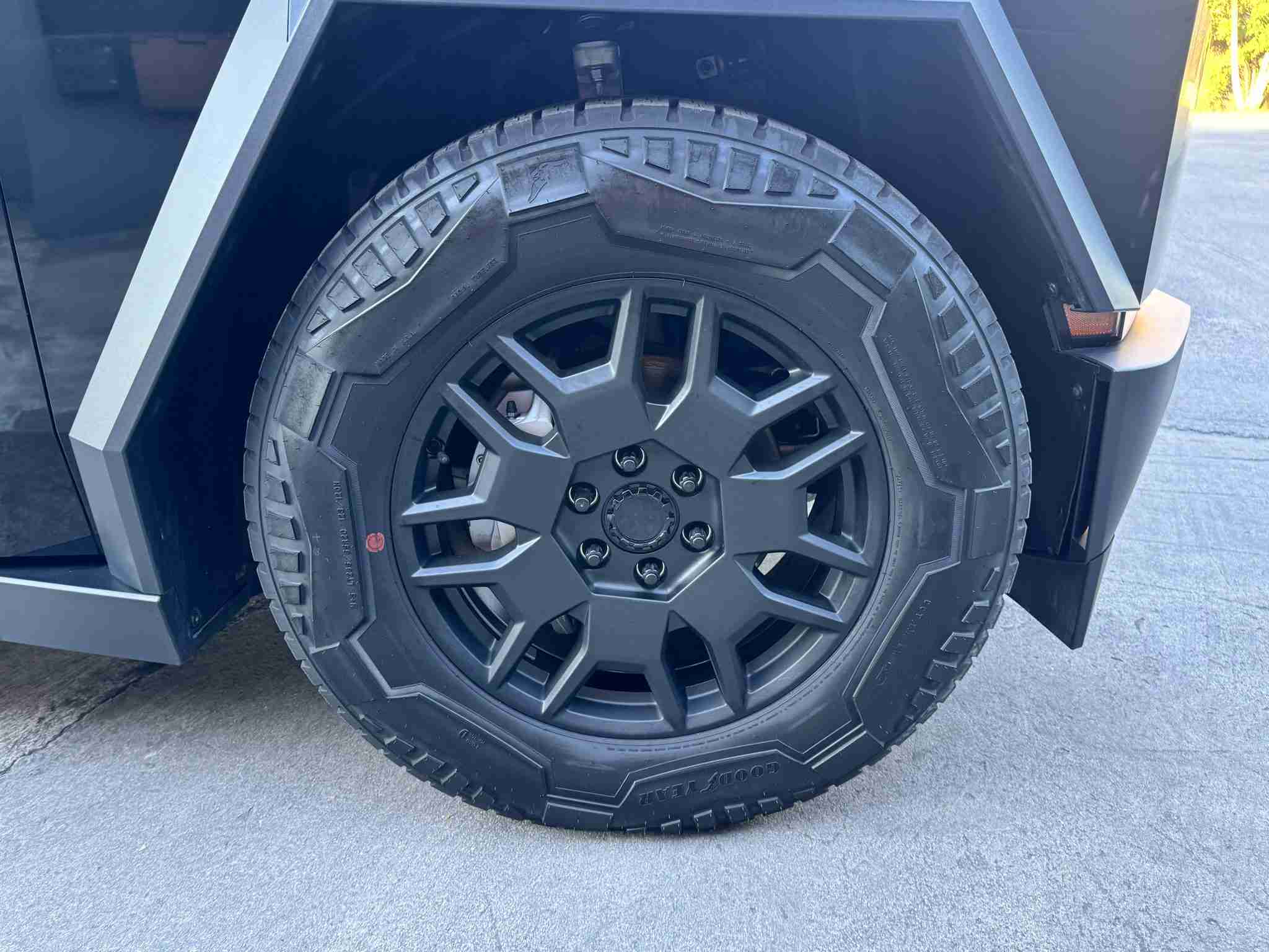 2024 Tesla Cybertruck Cyberbeast Foundation – Gloss Black Full Wrap 6k Miles full