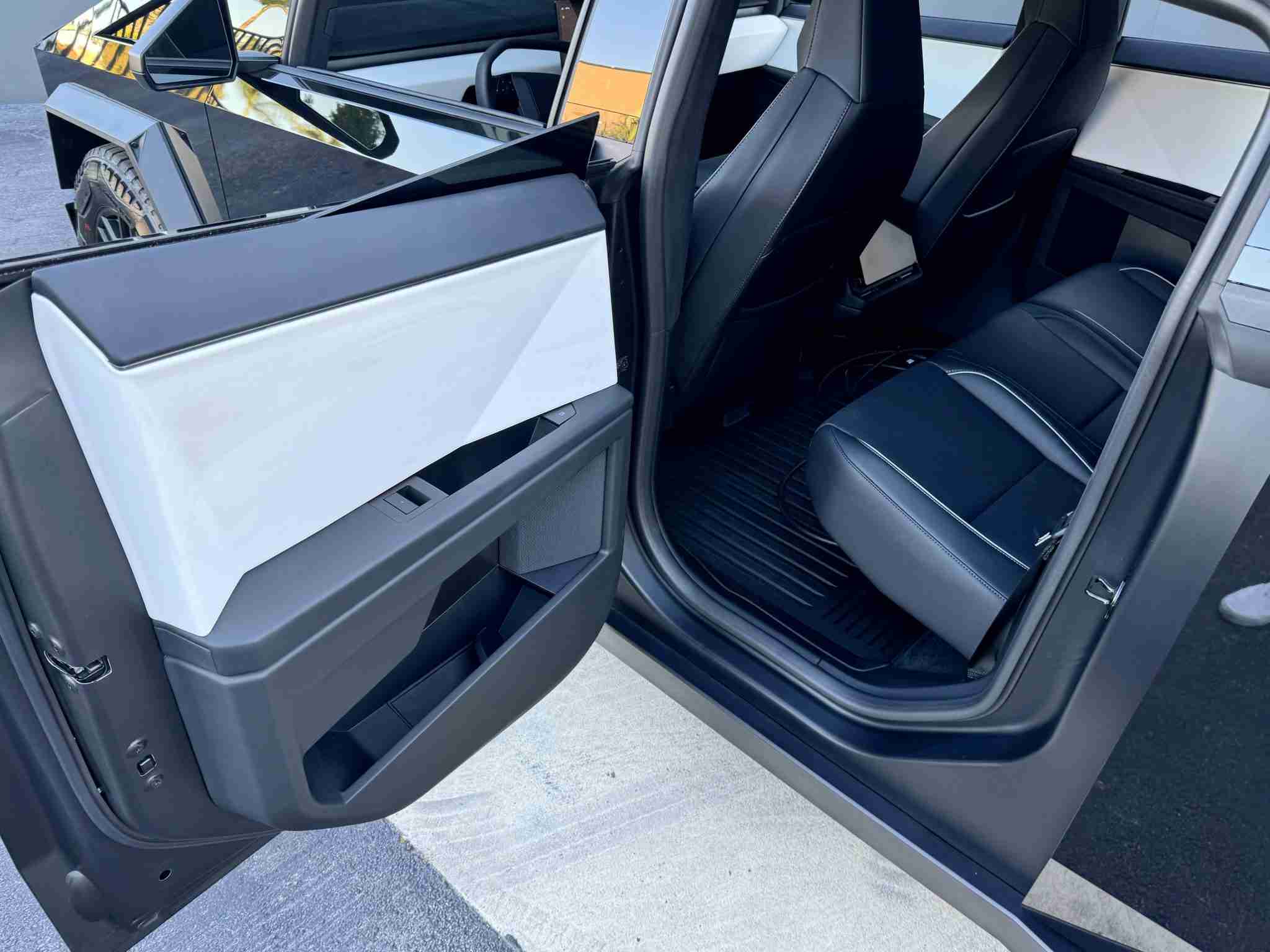 2024 Tesla Cybertruck Cyberbeast Foundation – Gloss Black Full Wrap 6k Miles full