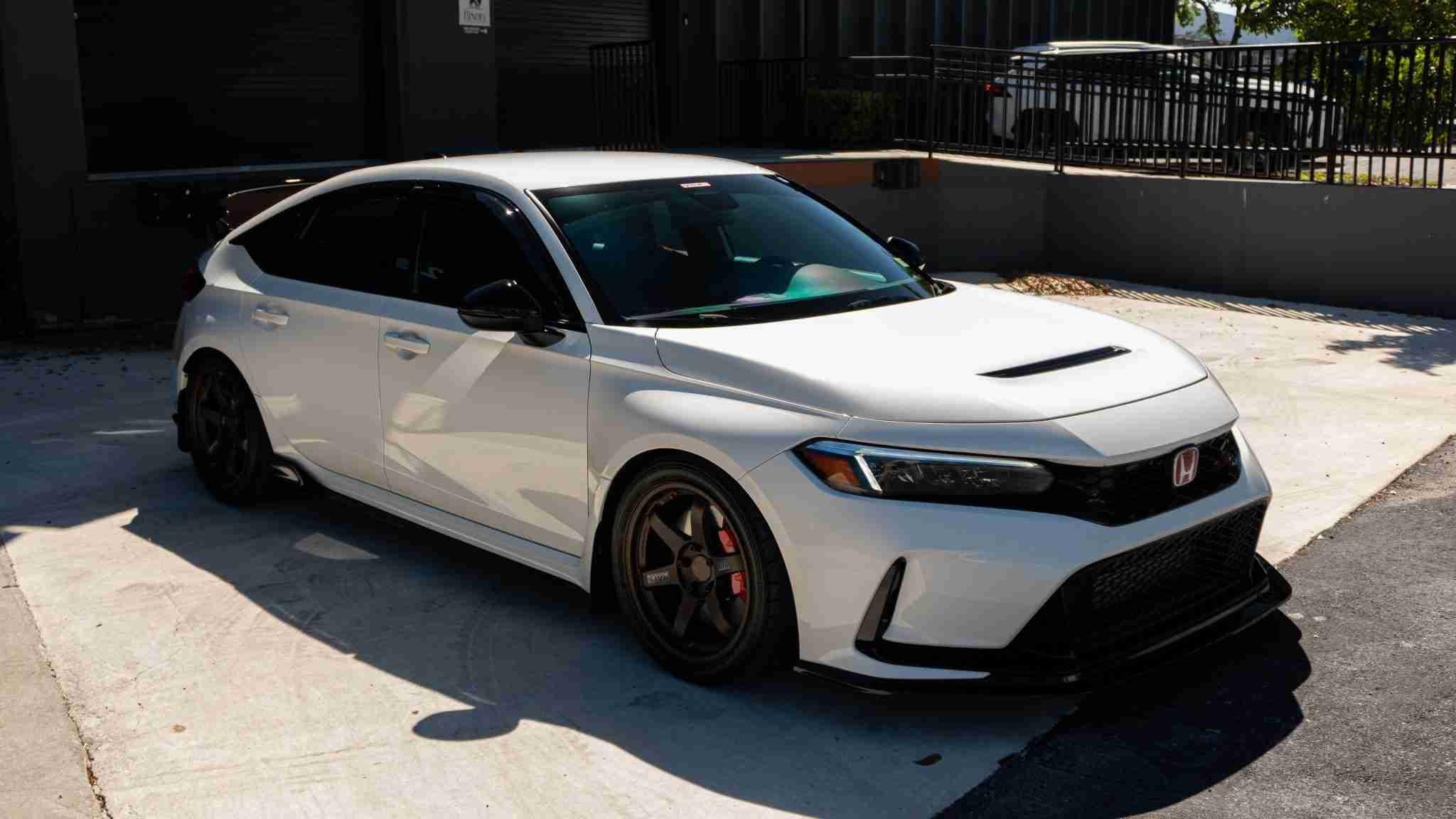 2024 Honda Civic TYPE-R 1 Owner -5k Miles – Championship white – Volk TE37 – Fortune auto HSLV -PPF full