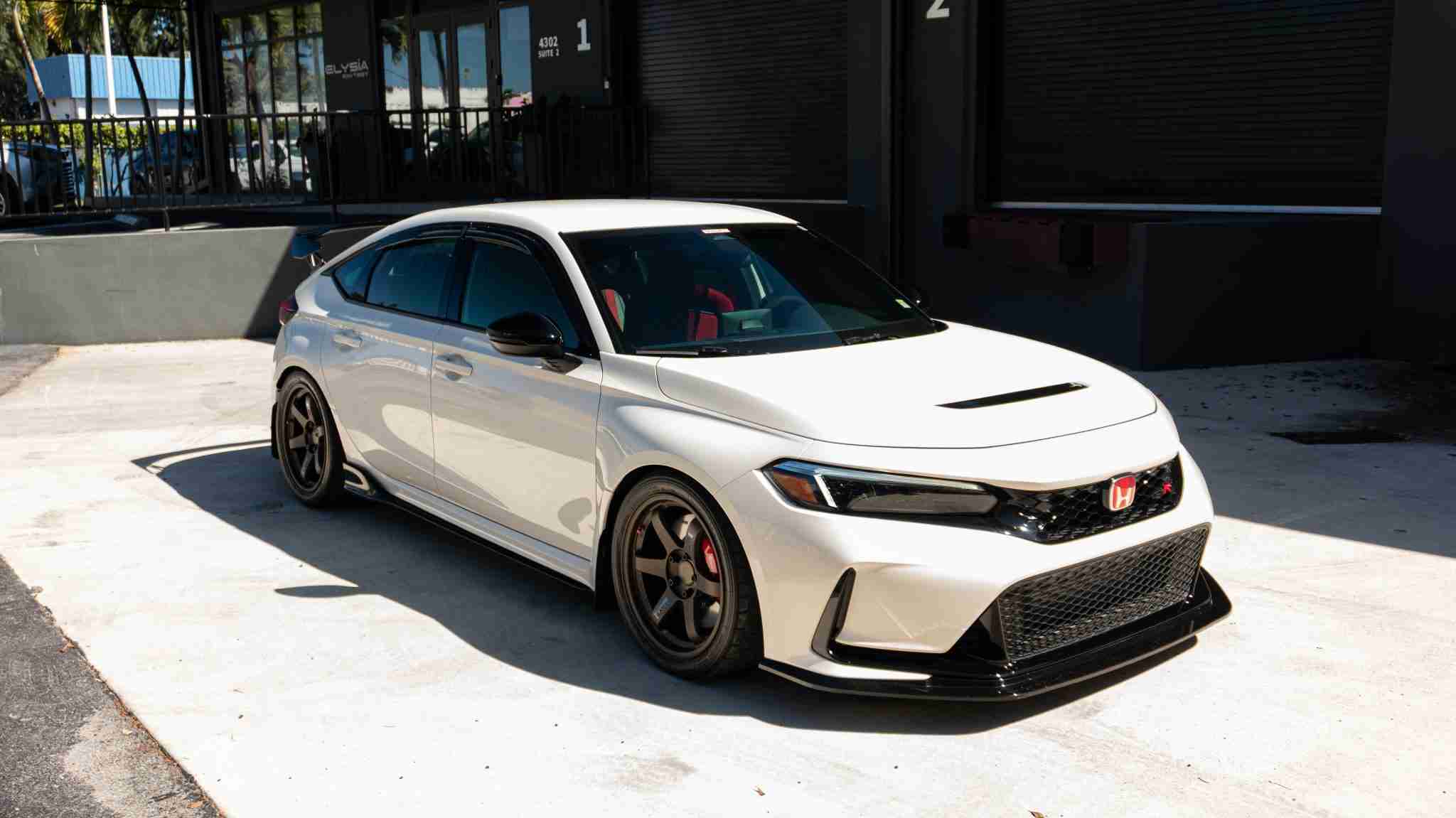 2024 Honda Civic TYPE-R 1 Owner -5k Miles – Championship white – Volk TE37 – Fortune auto HSLV -PPF full