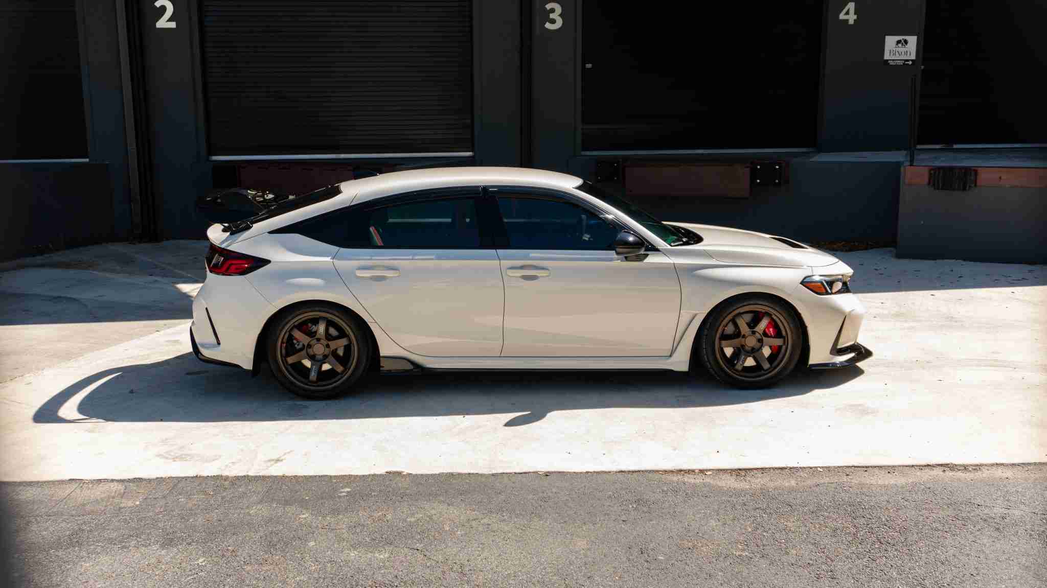 2024 Honda Civic TYPE-R 1 Owner -5k Miles – Championship white – Volk TE37 – Fortune auto HSLV -PPF full