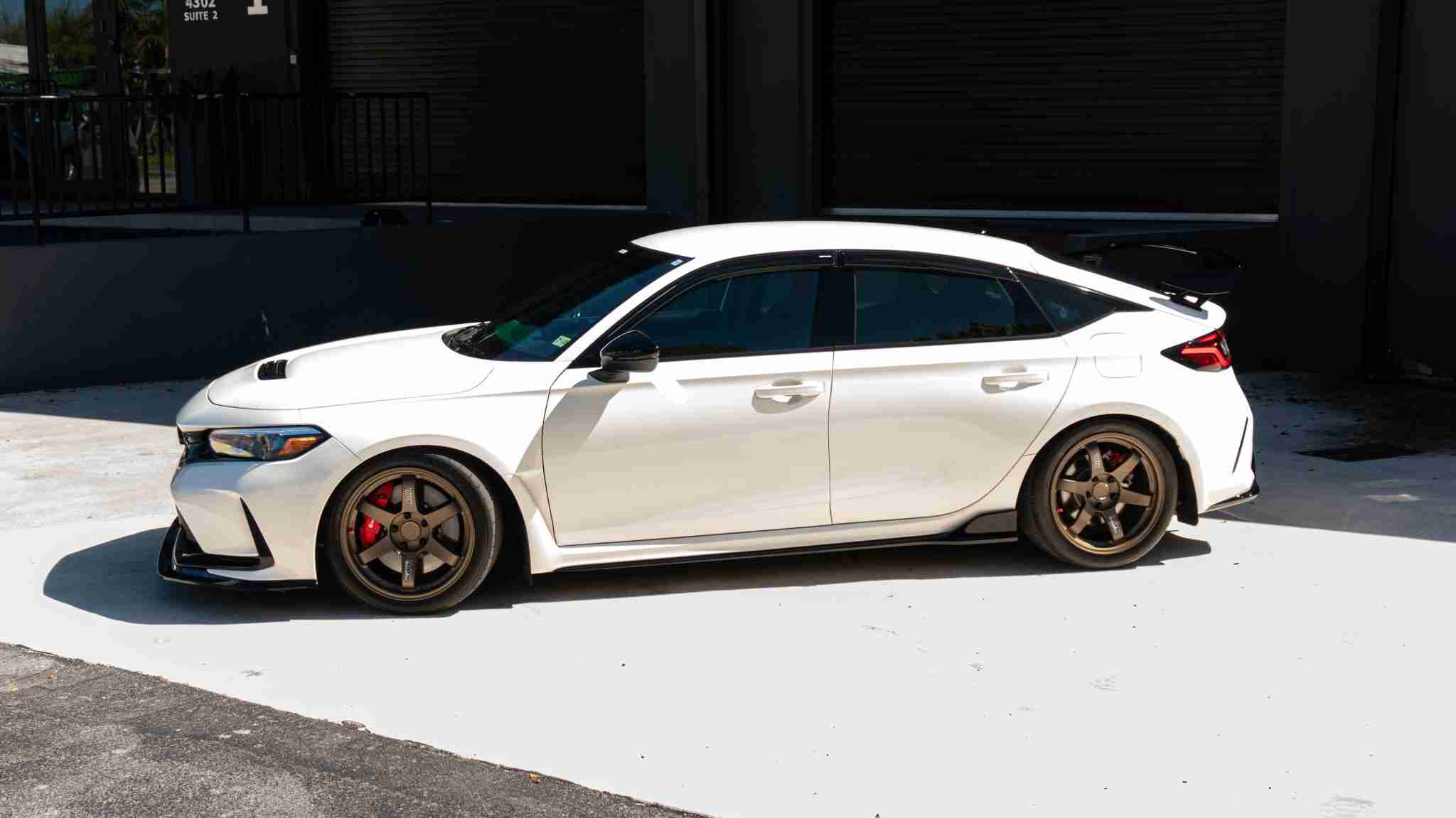 2024 Honda Civic TYPE-R 1 Owner -5k Miles – Championship white – Volk TE37 – Fortune auto HSLV -PPF full