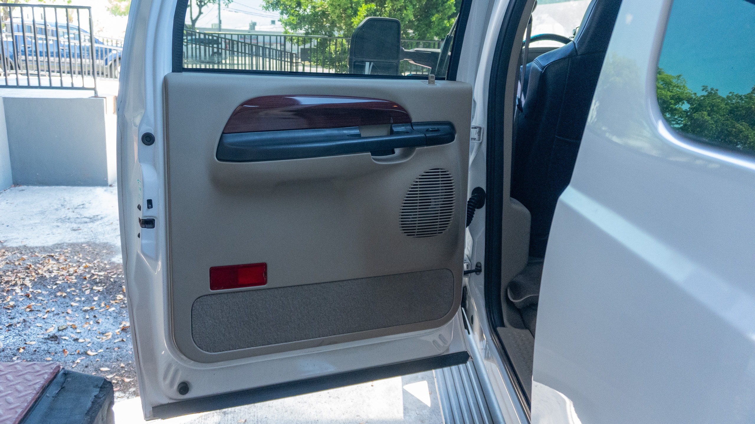 2005 Ford Excursion Eddie Bauer – 6.0L Turbo Diesel – Nicely Modified full
