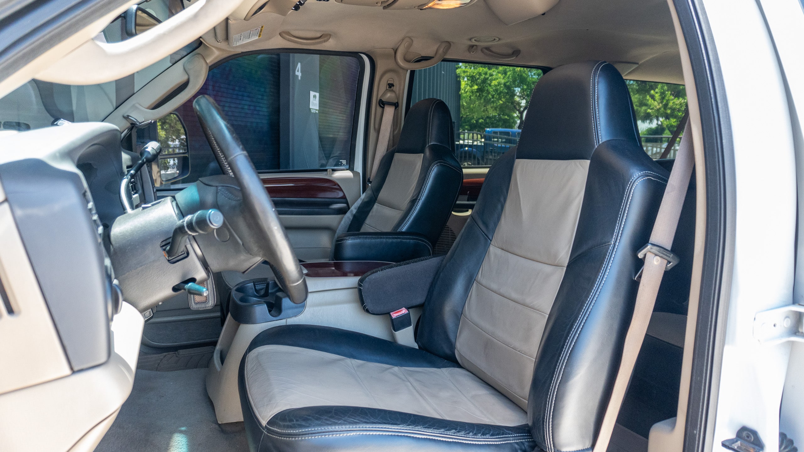 2005 Ford Excursion Eddie Bauer – 6.0L Turbo Diesel – Nicely Modified full