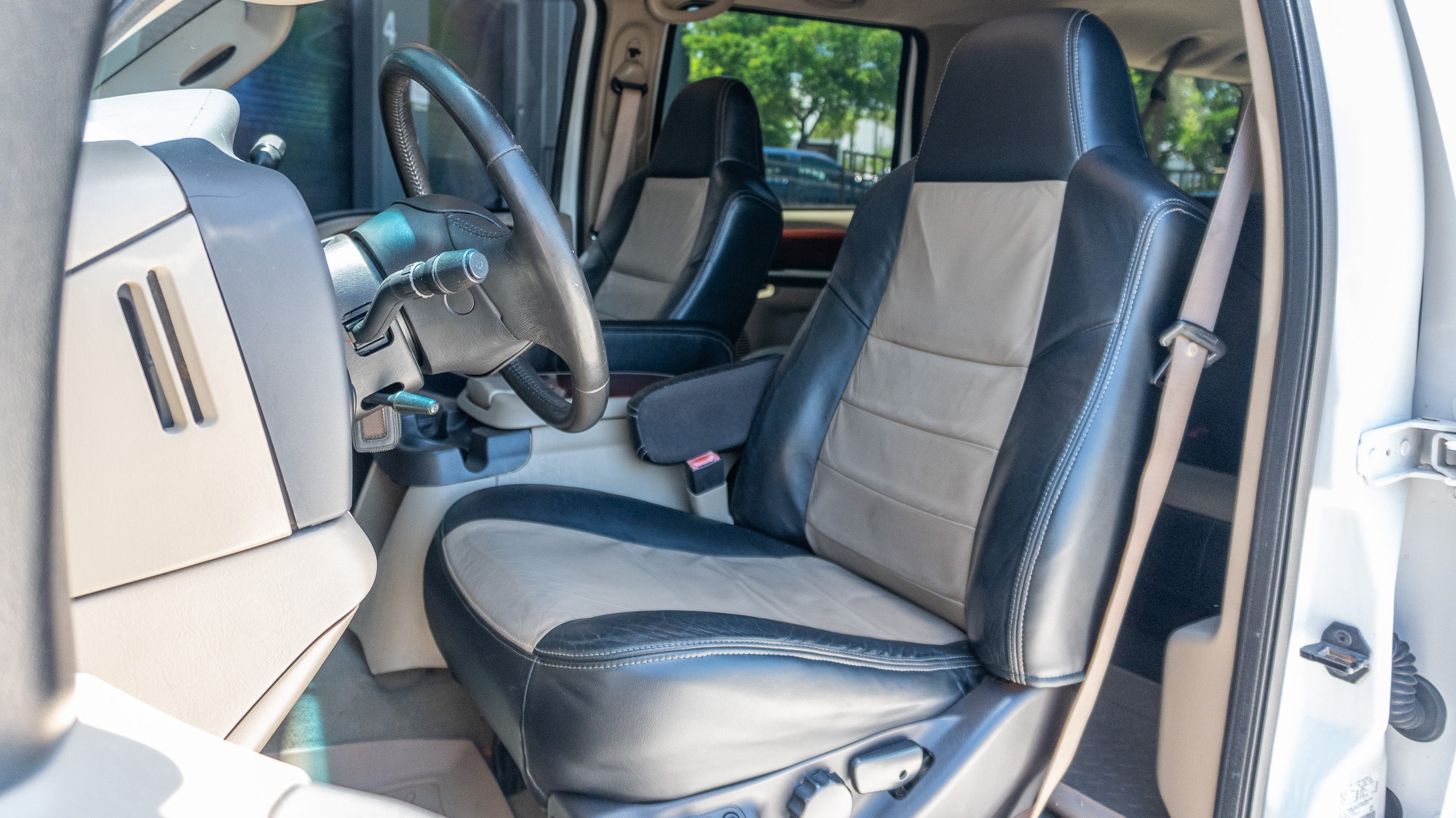 2005 Ford Excursion Eddie Bauer – 6.0L Turbo Diesel – Nicely Modified full