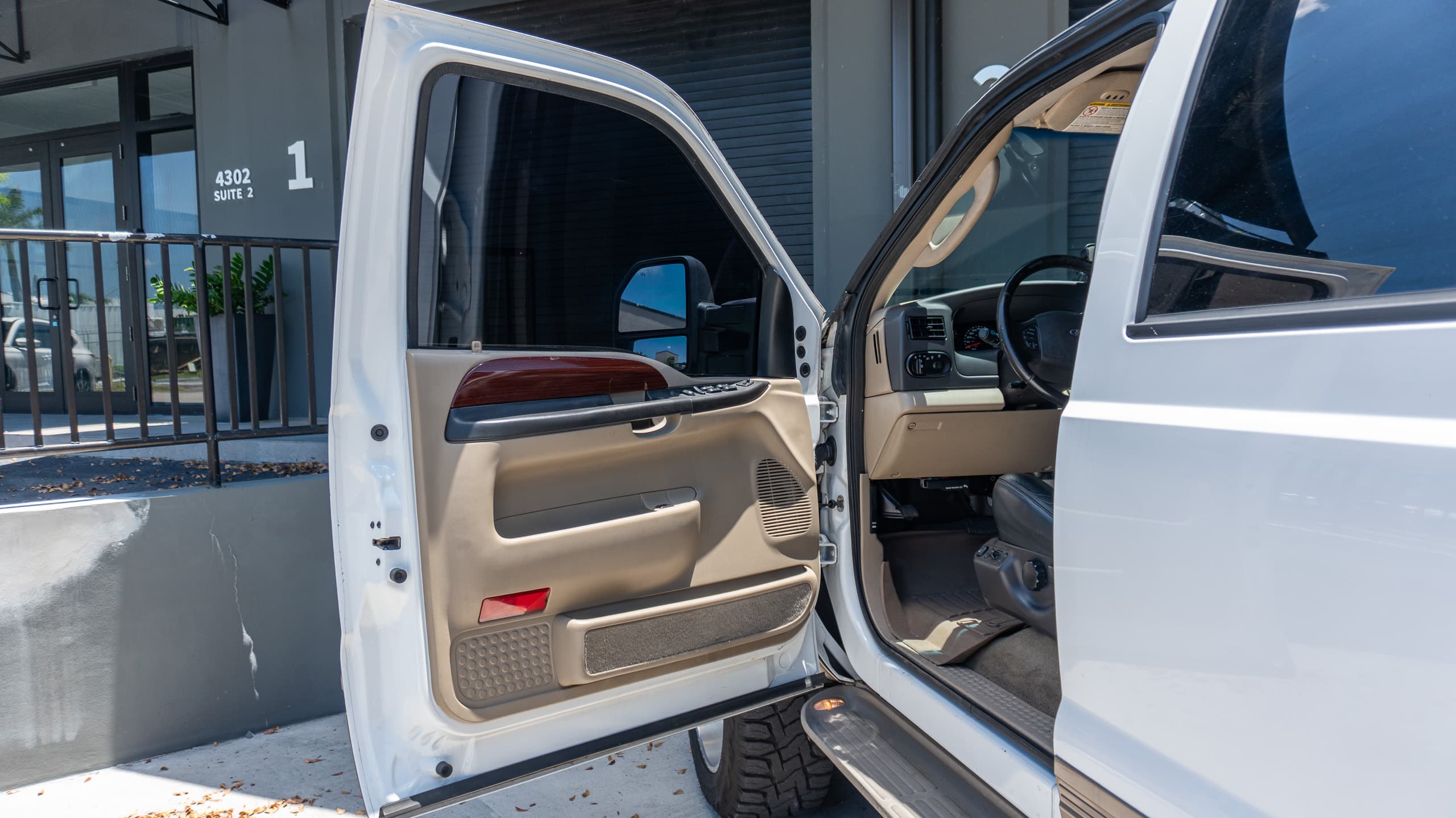 2005 Ford Excursion Eddie Bauer – 6.0L Turbo Diesel – Nicely Modified full