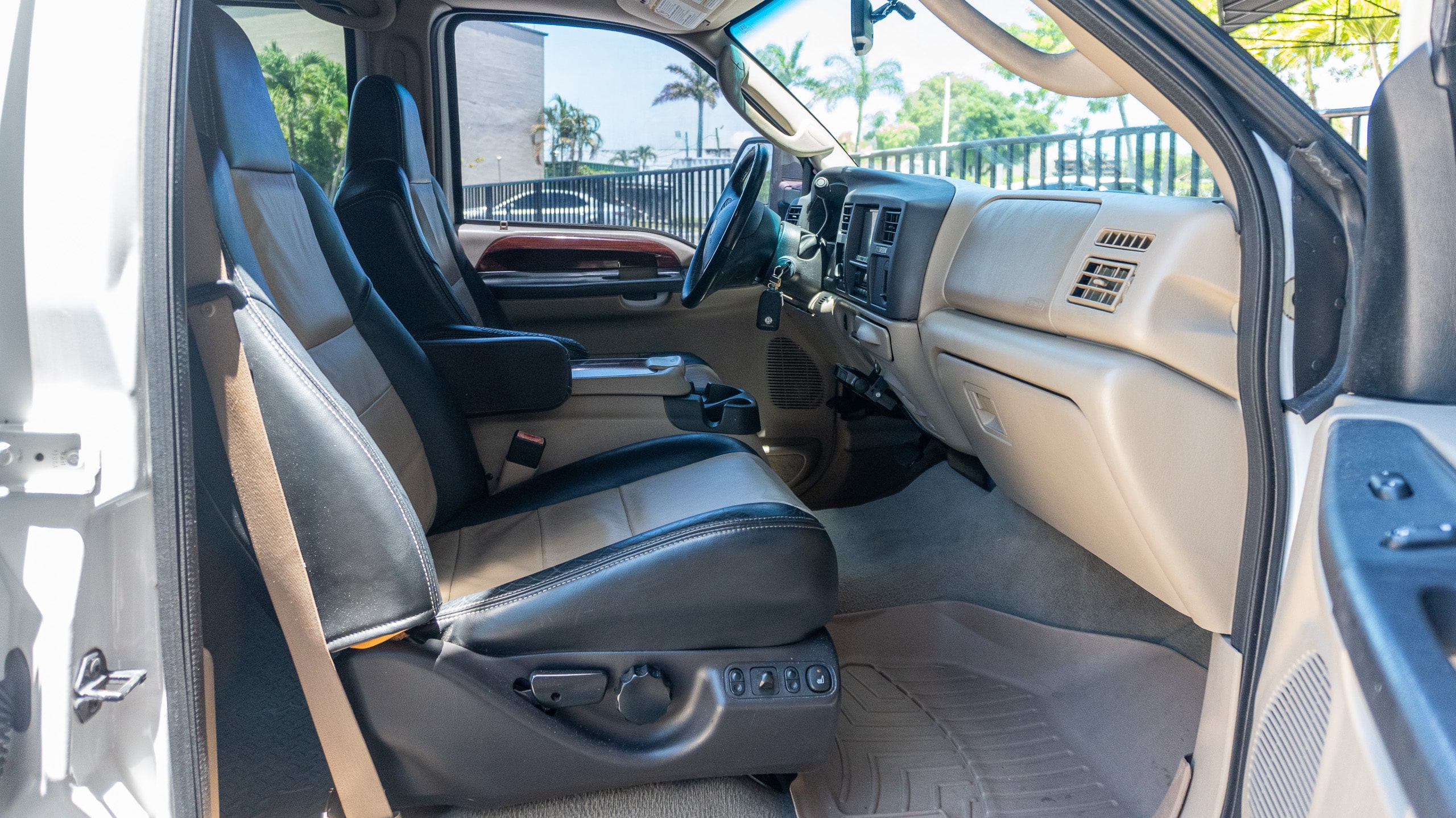 2005 Ford Excursion Eddie Bauer – 6.0L Turbo Diesel – Nicely Modified full