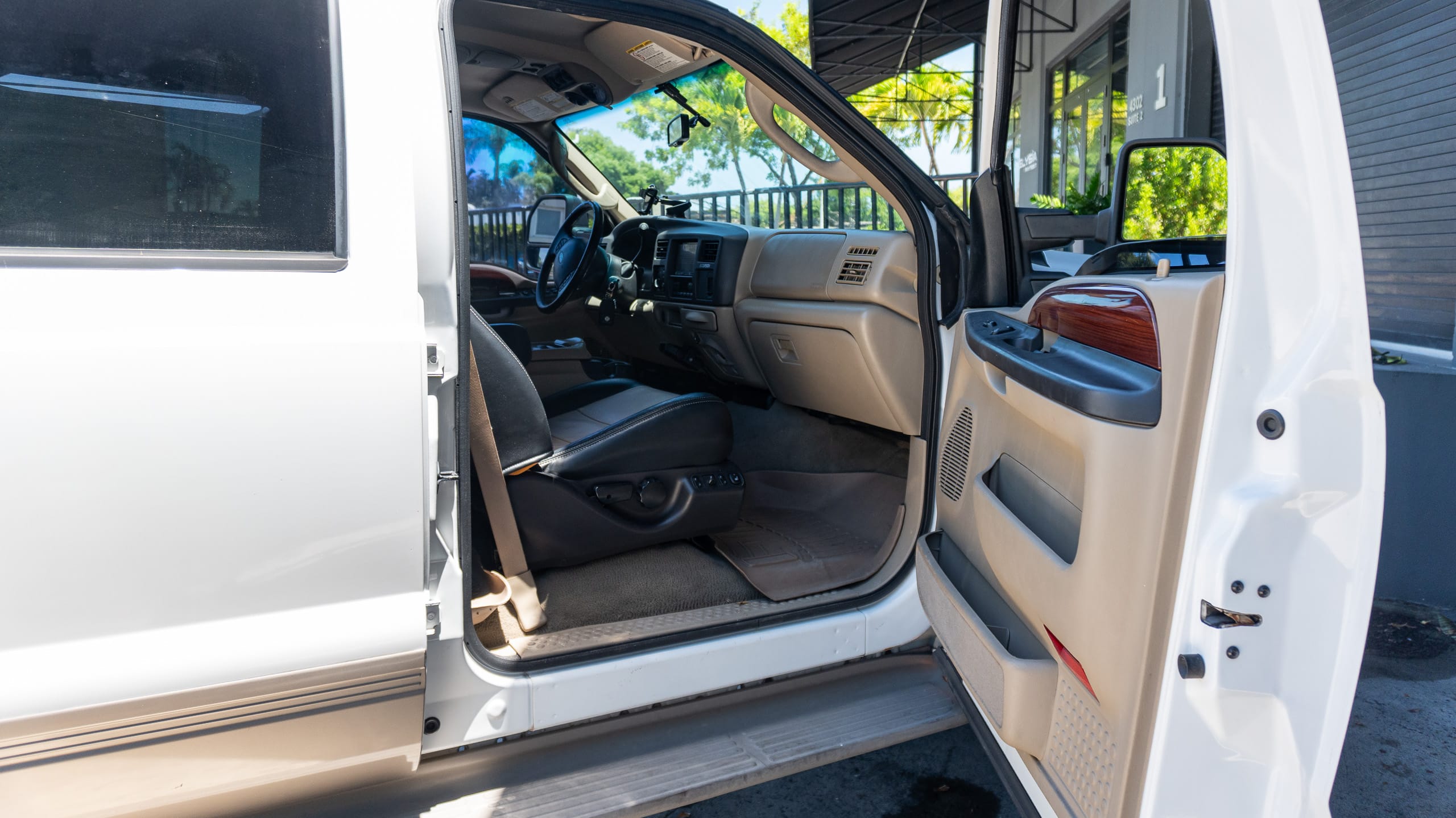2005 Ford Excursion Eddie Bauer – 6.0L Turbo Diesel – Nicely Modified full