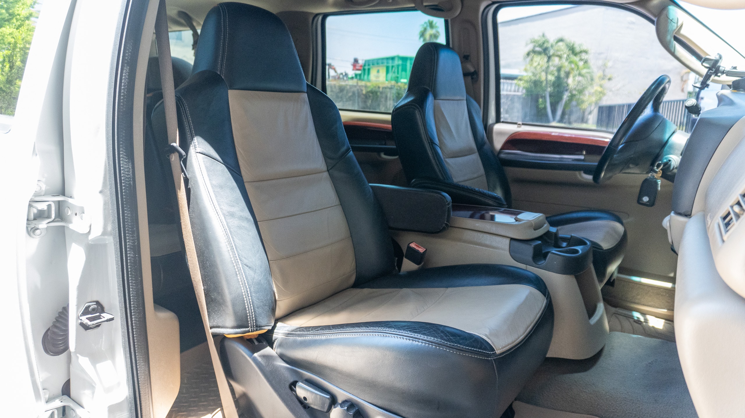 2005 Ford Excursion Eddie Bauer – 6.0L Turbo Diesel – Nicely Modified full