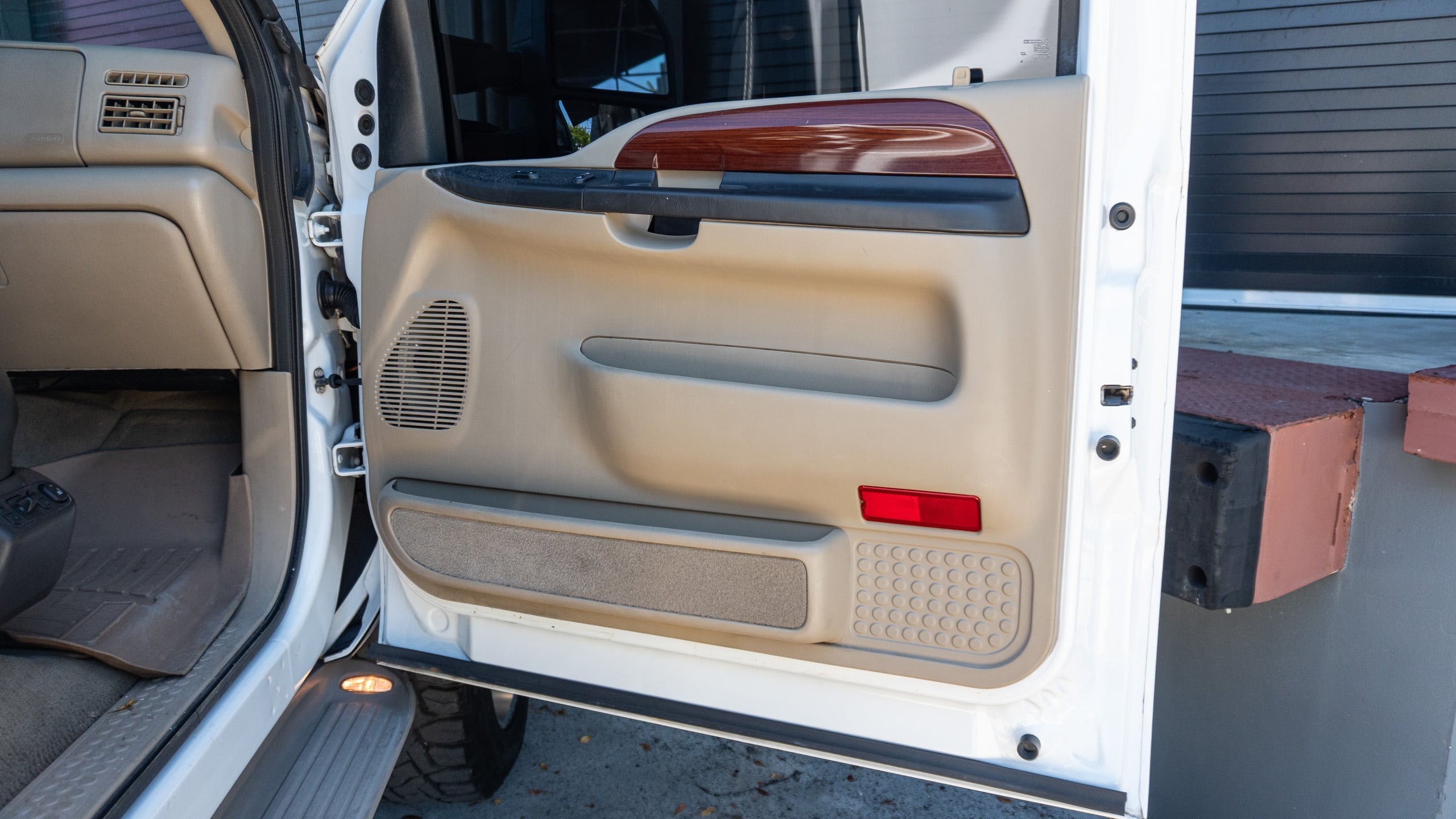 2005 Ford Excursion Eddie Bauer – 6.0L Turbo Diesel – Nicely Modified full