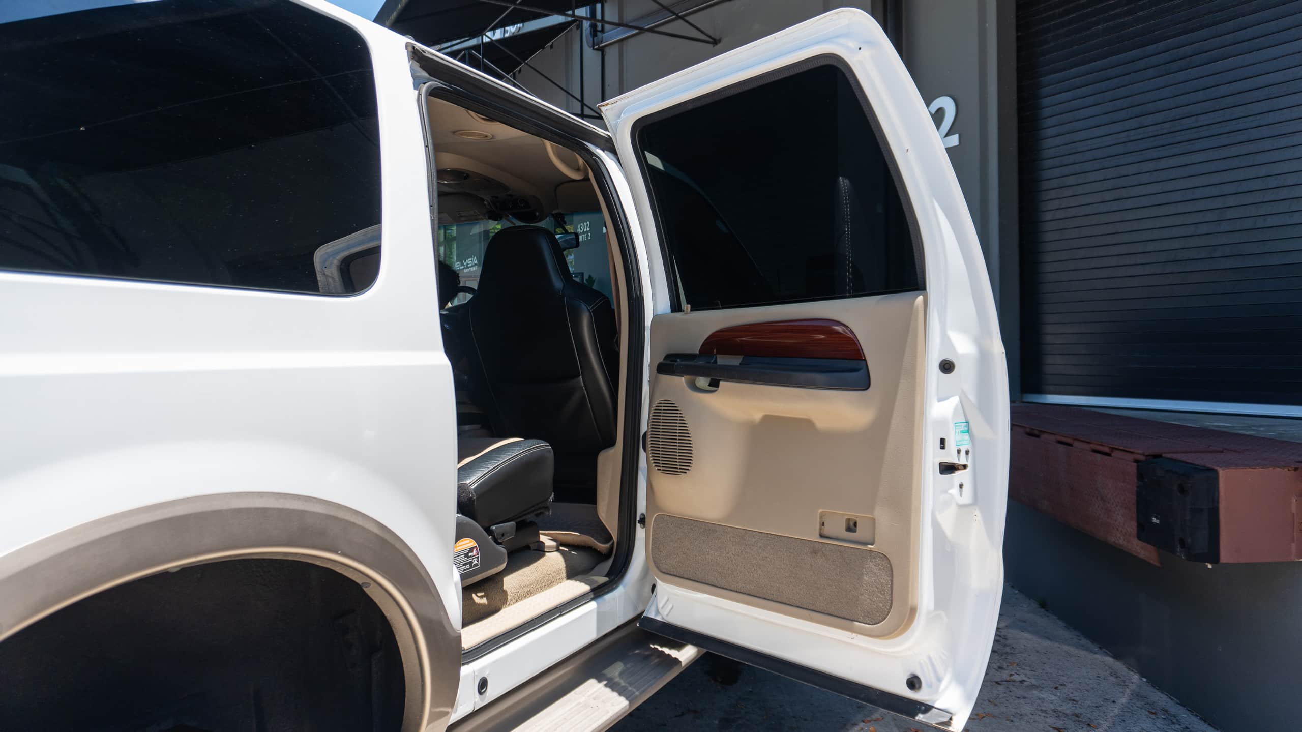 2005 Ford Excursion Eddie Bauer – 6.0L Turbo Diesel – Nicely Modified full
