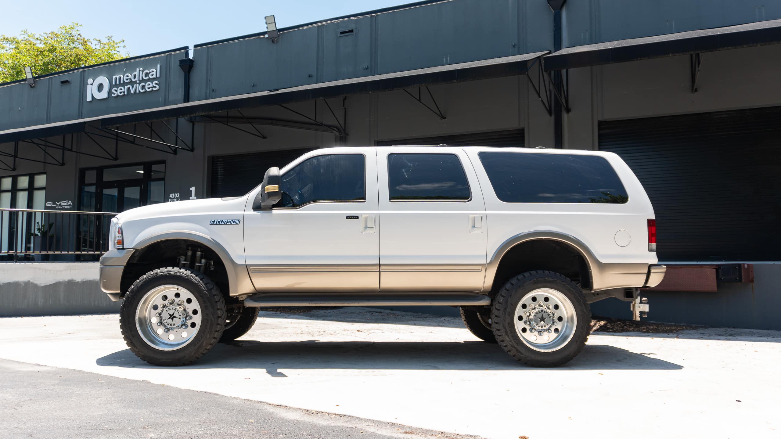 2005 Ford Excursion Eddie Bauer – 6.0L Turbo Diesel – Nicely Modified full