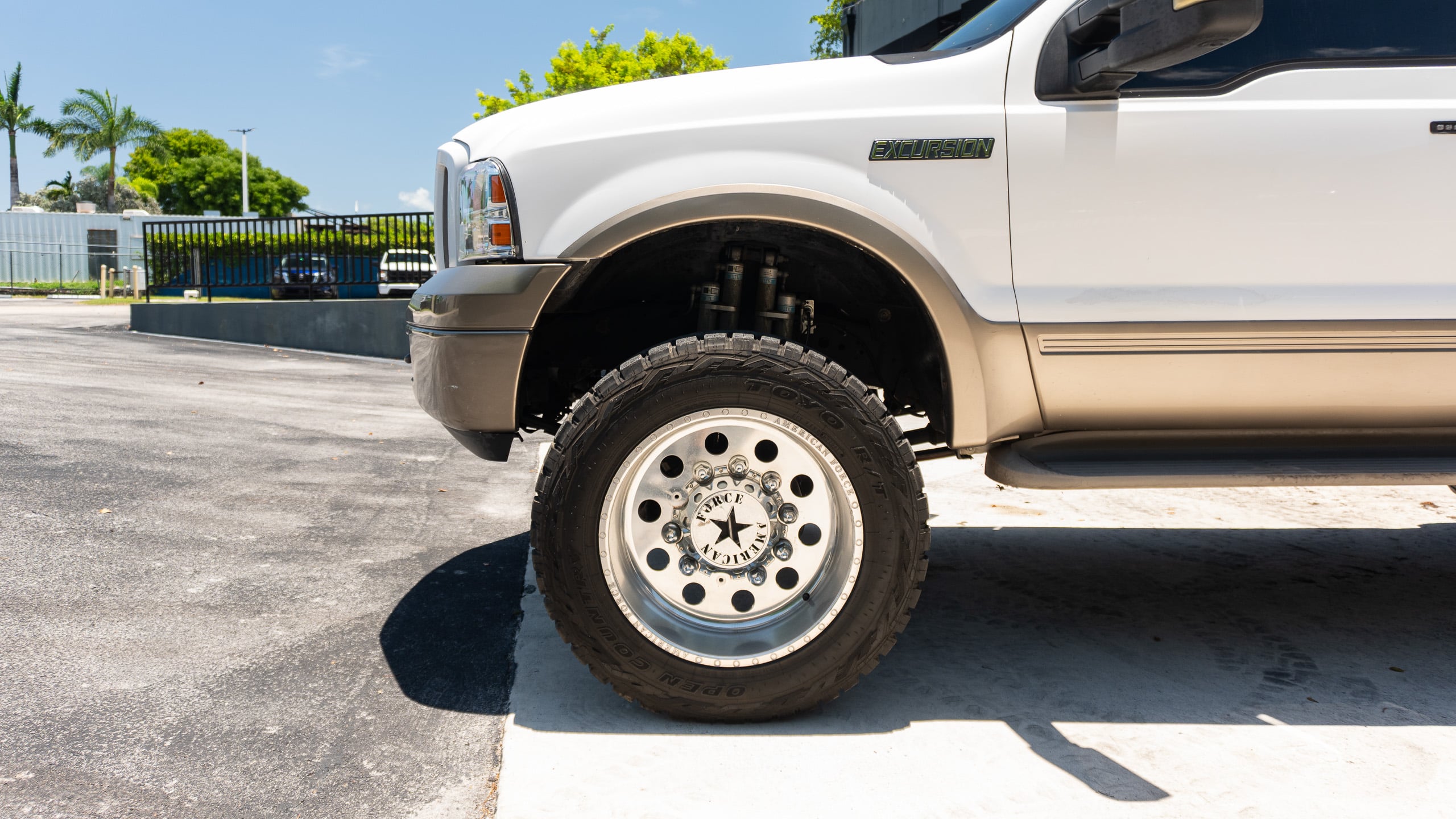 2005 Ford Excursion Eddie Bauer – 6.0L Turbo Diesel – Nicely Modified full