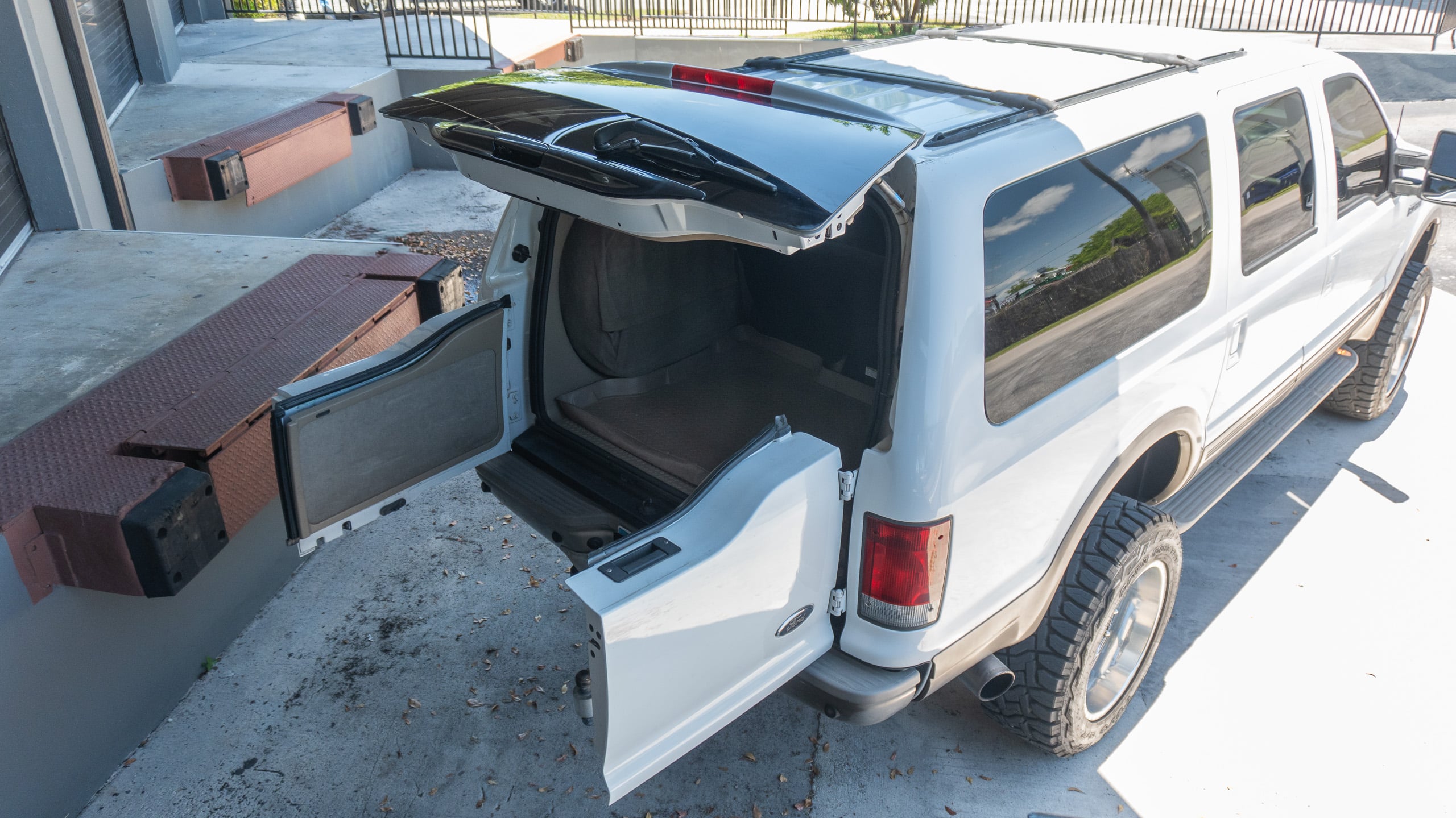 2005 Ford Excursion Eddie Bauer – 6.0L Turbo Diesel – Nicely Modified full