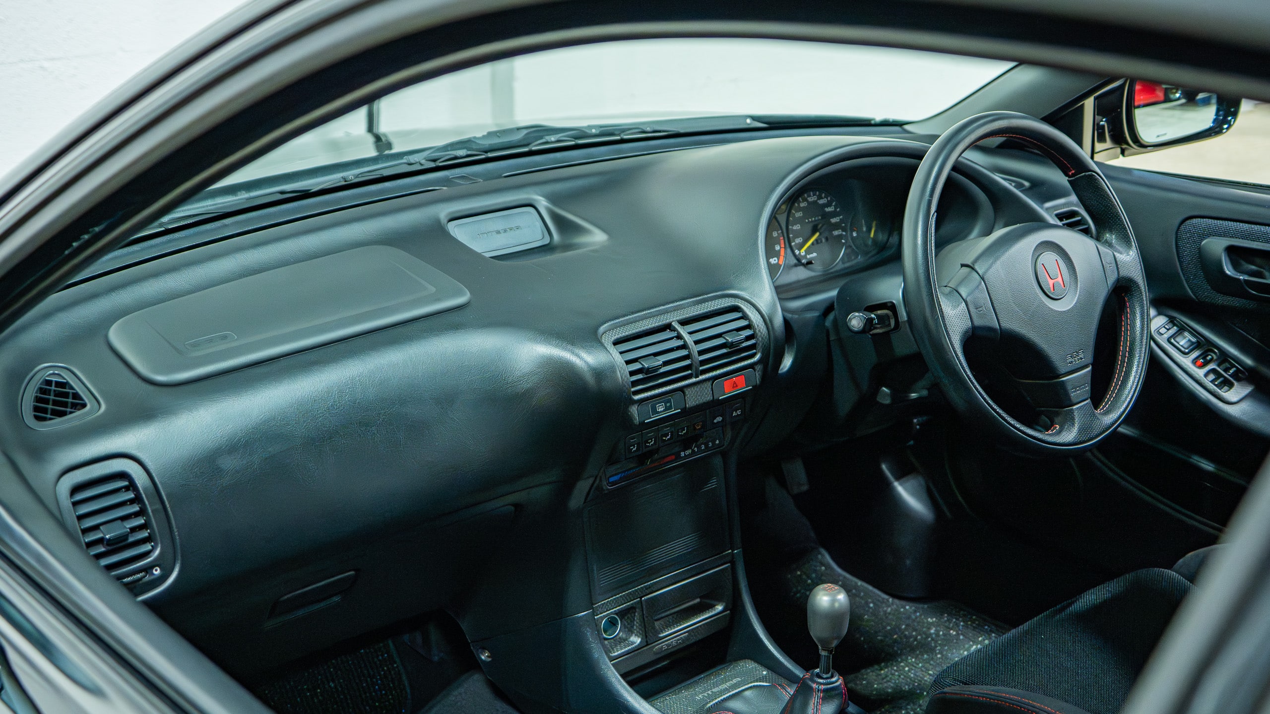 1998 Honda Integra Type R – DC2 – JDM – Only 23k Kilometers – Original Paint – Time Capsule full