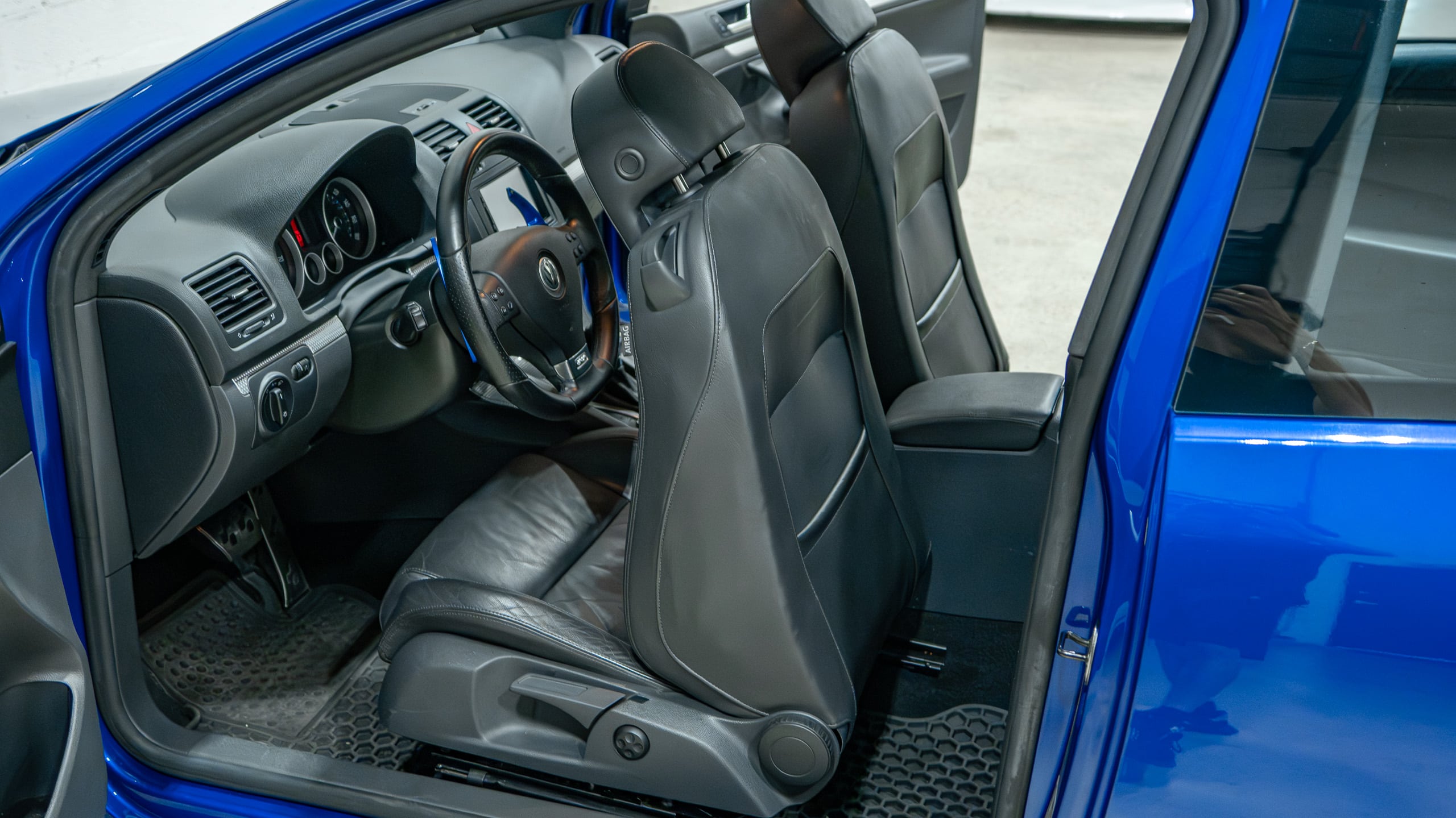 2008 Volkswagen R32 Only 45k Miles – Sapphire blue original paint – DSG full